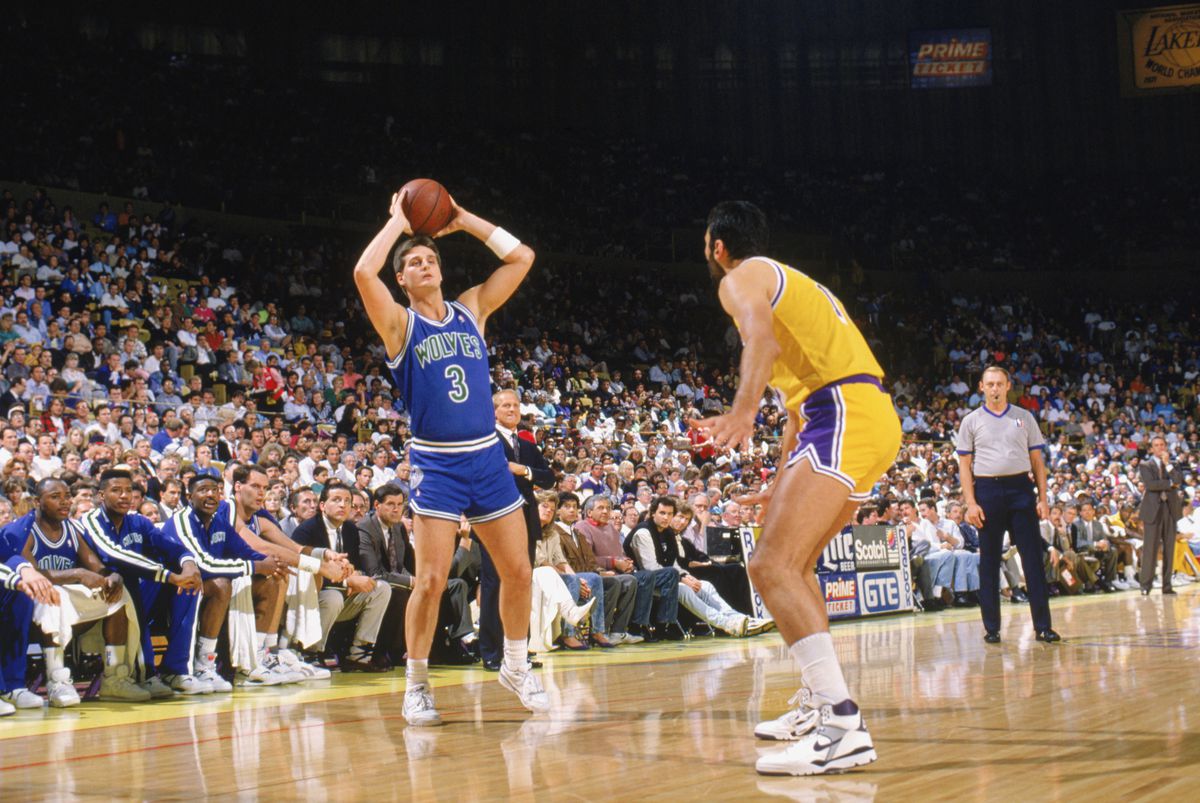 Scott Roth looks to pass over Vlade Divac