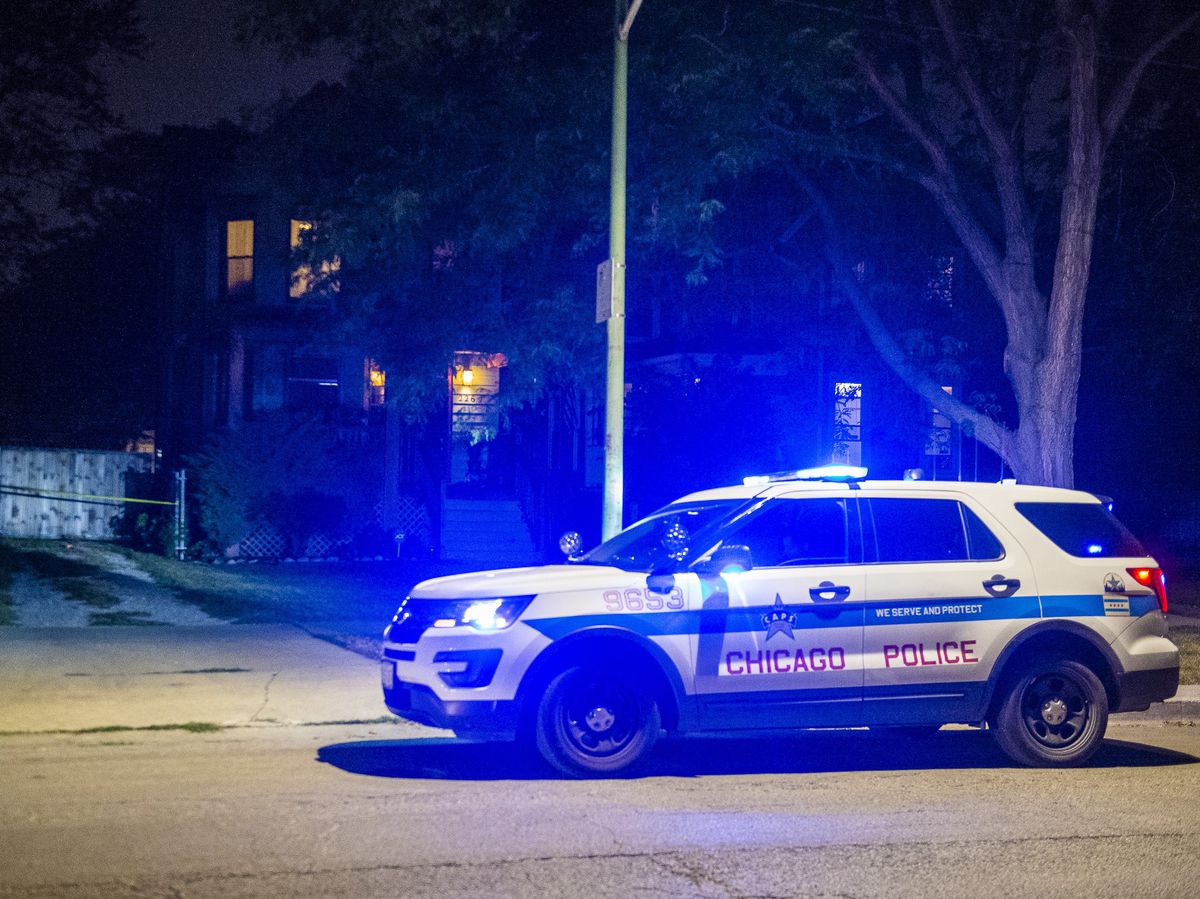 Police investigate the scene were a man was shot Tuesday morning in the 200 block of North Parkside Avenue. | Tyler LaRiviere/Sun-Times