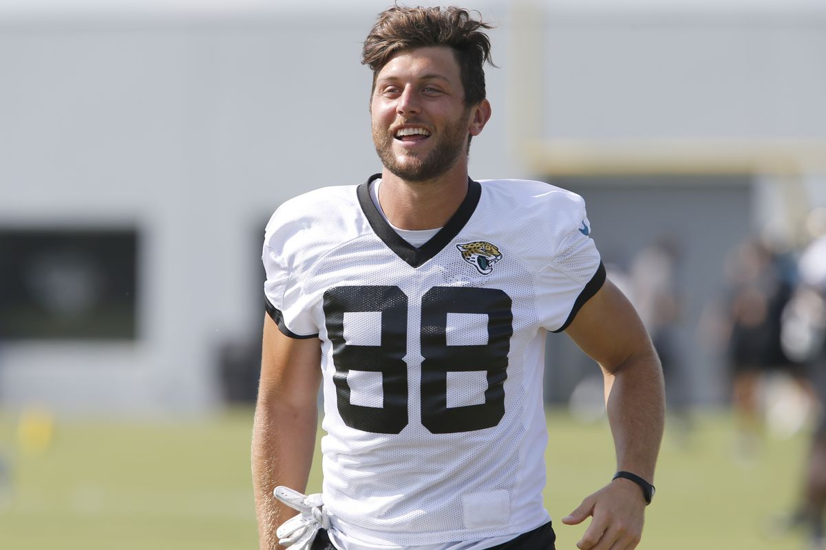 Jacksonville Jaguars tight end Tyler Eifert runs down the field during training camp drills at the Dream Finders Homes training facility.