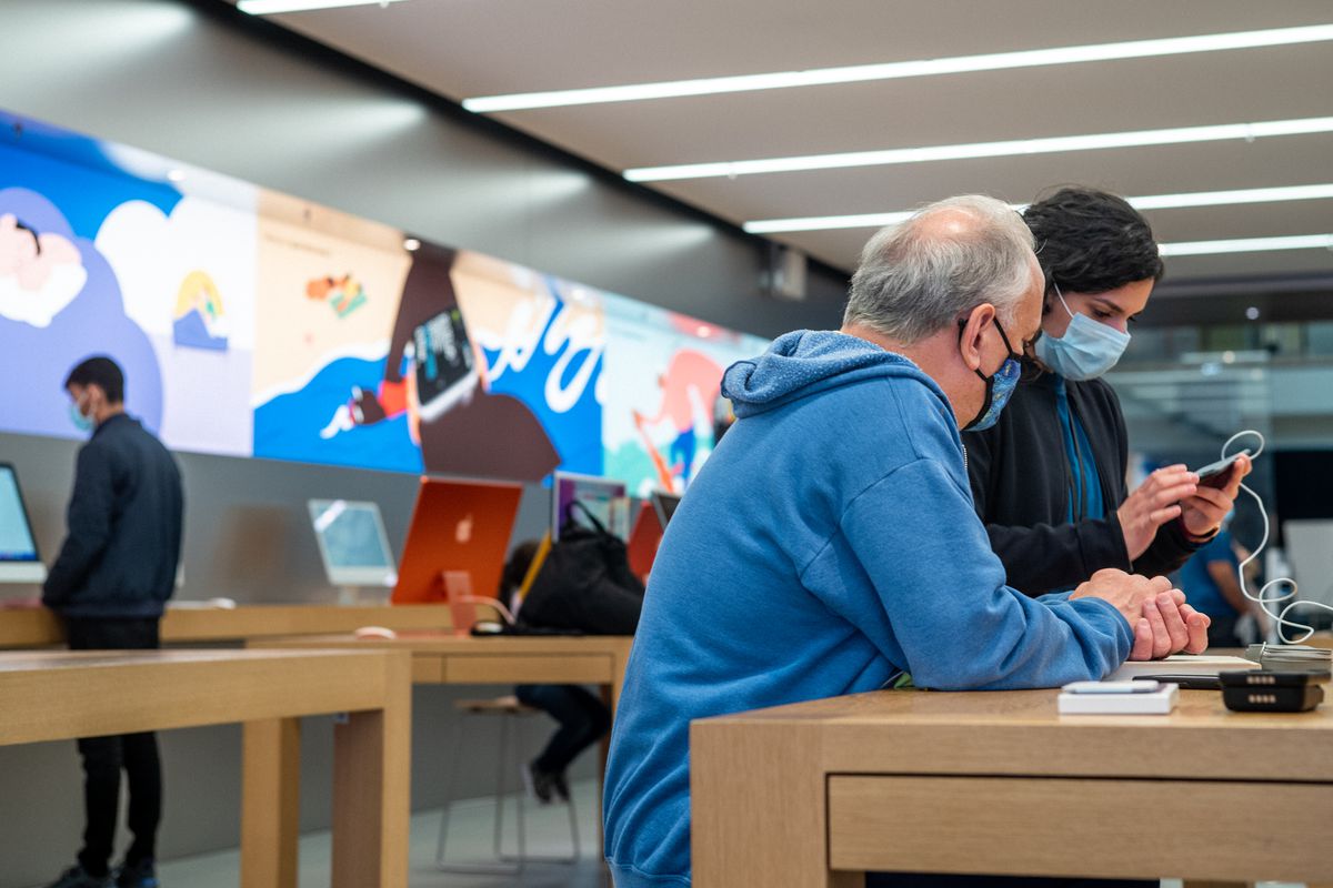 Apple Store Employees At Some Locations Begin To Organize Unionization Efforts