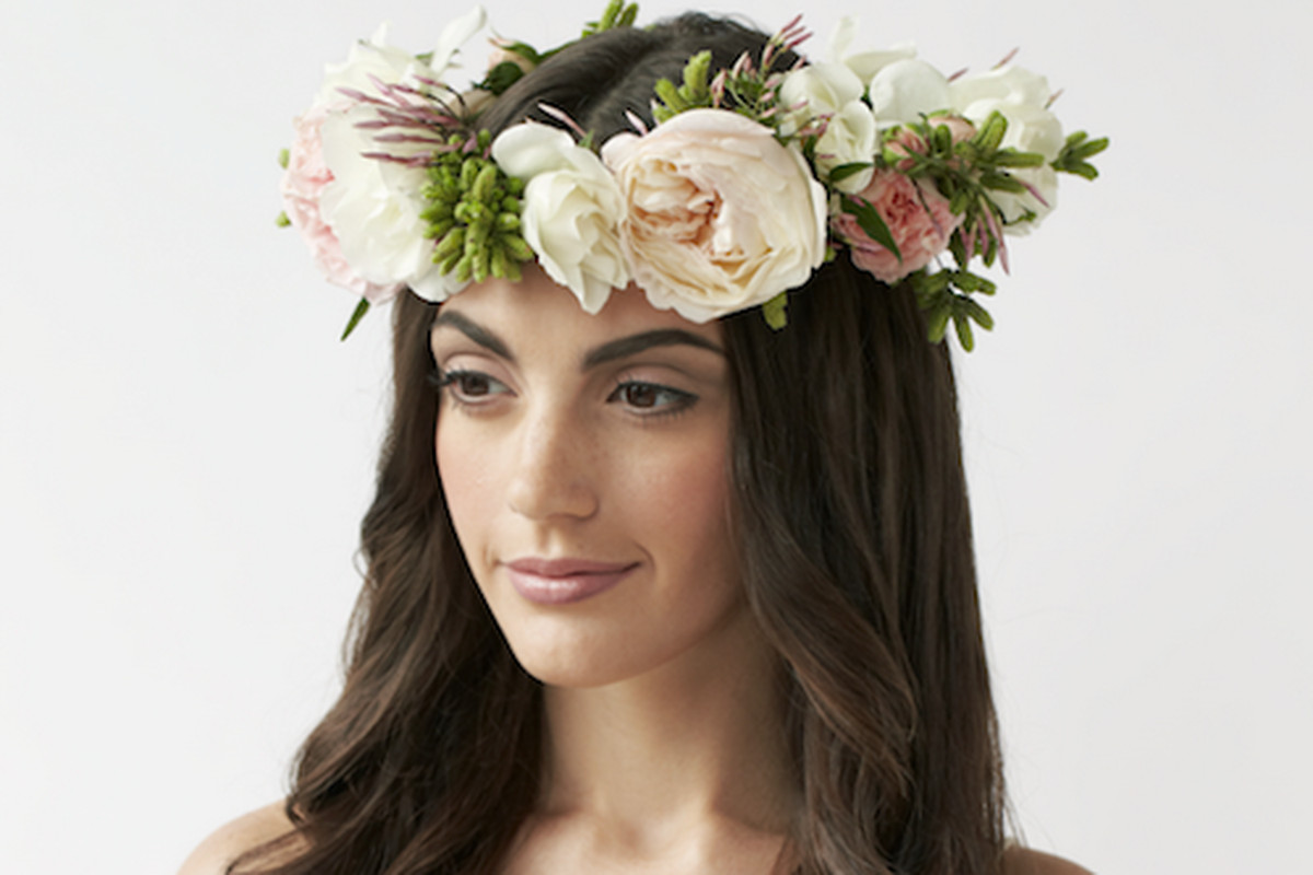Image credit: <a href="http://blogs.phillymag.com/bridal_bulletin/2013/02/12/love-fresh-flower-crowns-warm-weather-weddings/">Philly Mag</a>