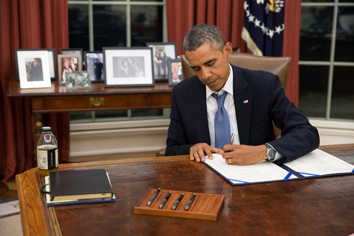 Obama signs bill Sept. 30, 2013 ((Pete Souza/White House via Flickr)