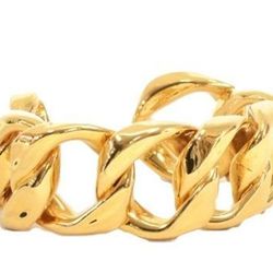 <a href="http://f.curbed.cc/f/Portero_SP_RackedALL_080713_ChanelBracelet">Chanel Vintage Gold Tone Bangle Bracelet - 30% OFF</a>
