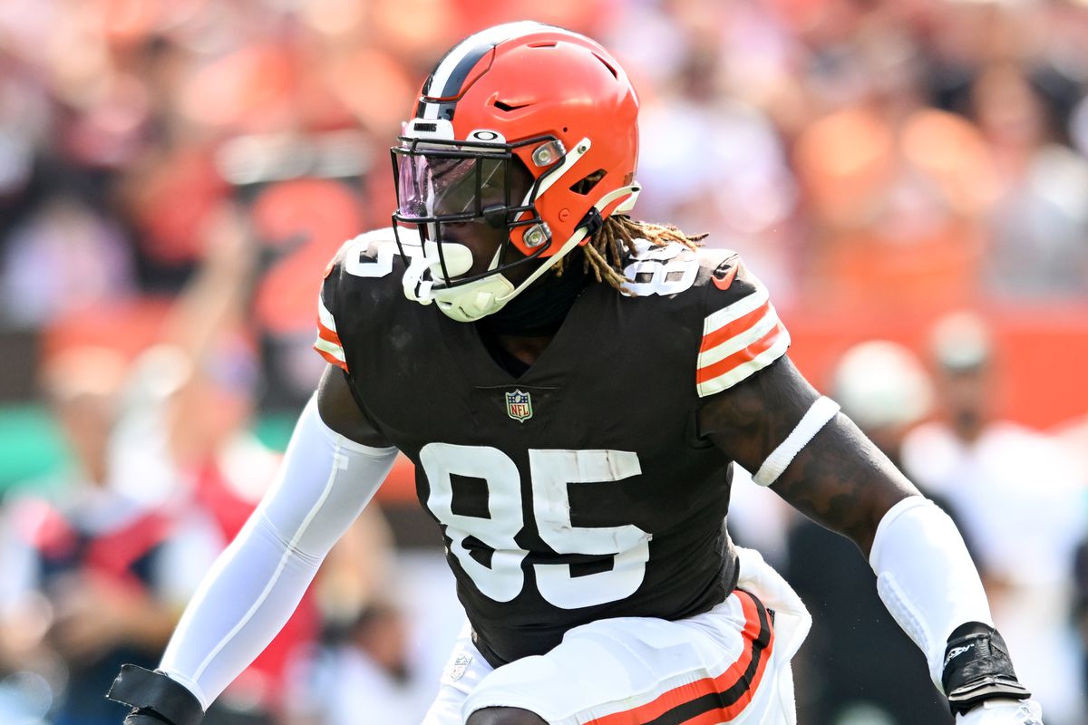 David Njoku #85 of the Cleveland Browns celebrates converting a first down during the first half against the New York Jets at FirstEnergy Stadium on September 18, 2022 in Cleveland, Ohio.