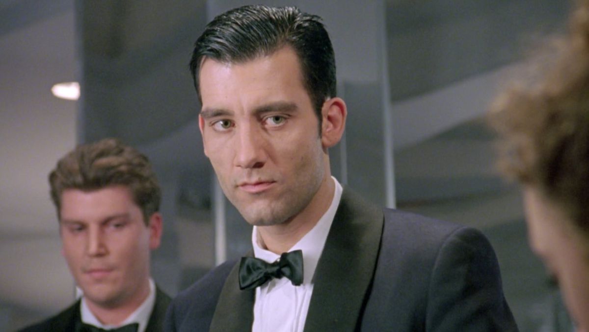 Clive Owen wearing a suit and bowtie in Croupier