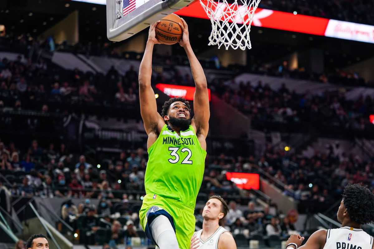 Minnesota Timberwolves center Karl-Anthony Towns (32) shoots in the second half against the San Antonio Spurs at the AT&amp;amp;T Center.