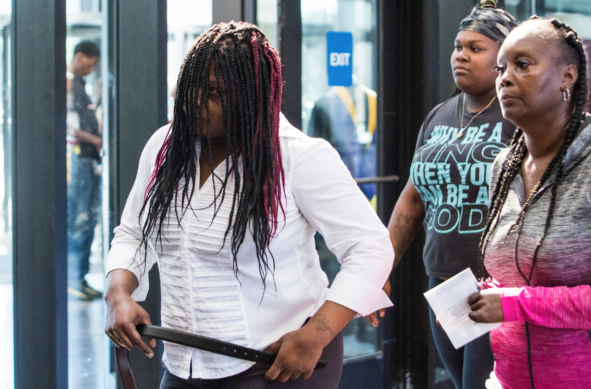 Laquan McDonald’s mother, Tina Hunter, left, enters the Leighton Criminal Courthouse Wednesday as the trial starts for Chicago Police Officer Jason Van Dyke, charged in the murder of her son. | Ashlee Rezin/Chicago Sun-Times