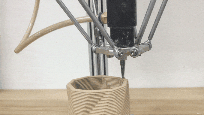 3D printer making a vase