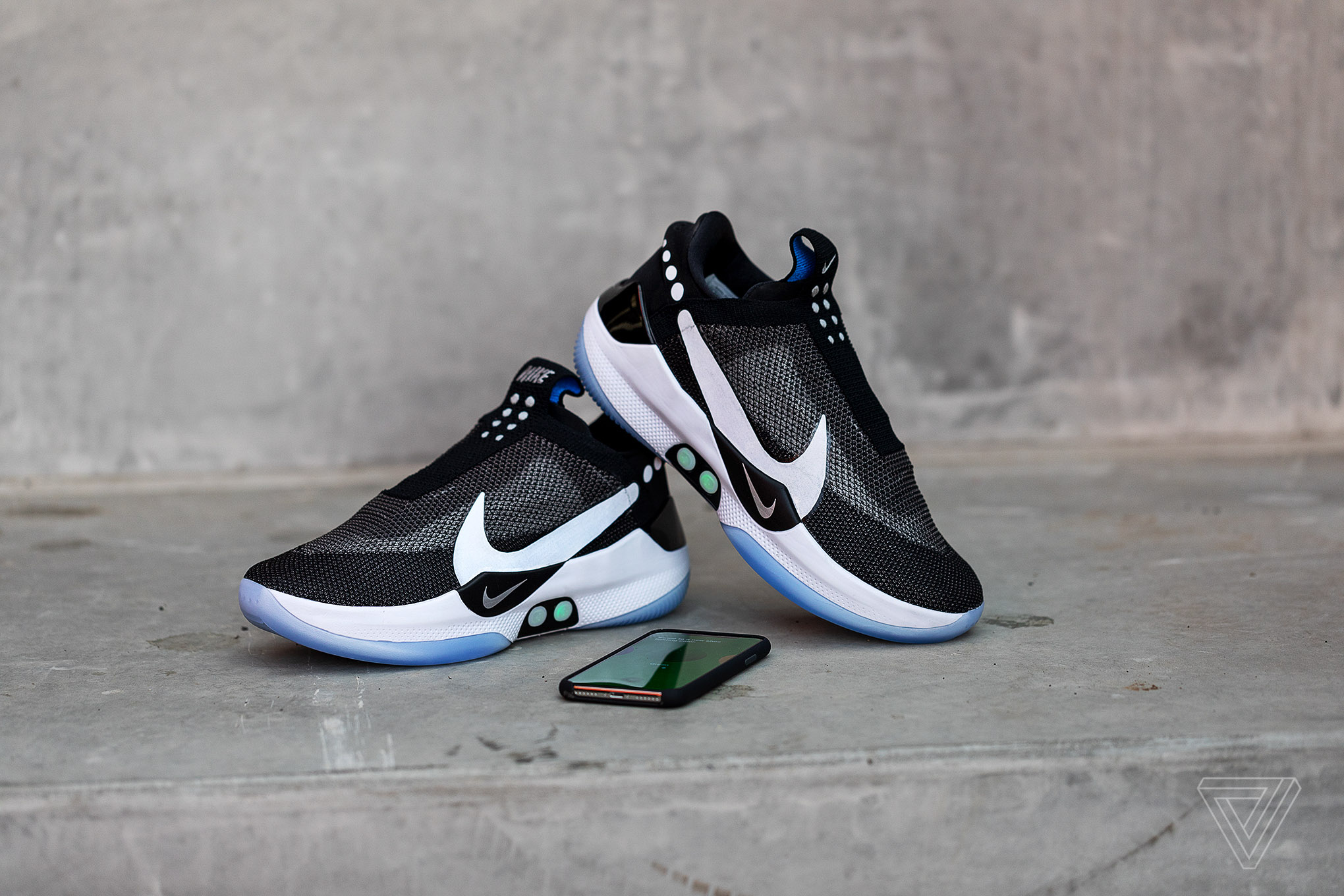 Cabaña embotellamiento ritmo Nike's Adapt BB self-lacing sneakers let you tie your shoes from an app -  The Verge