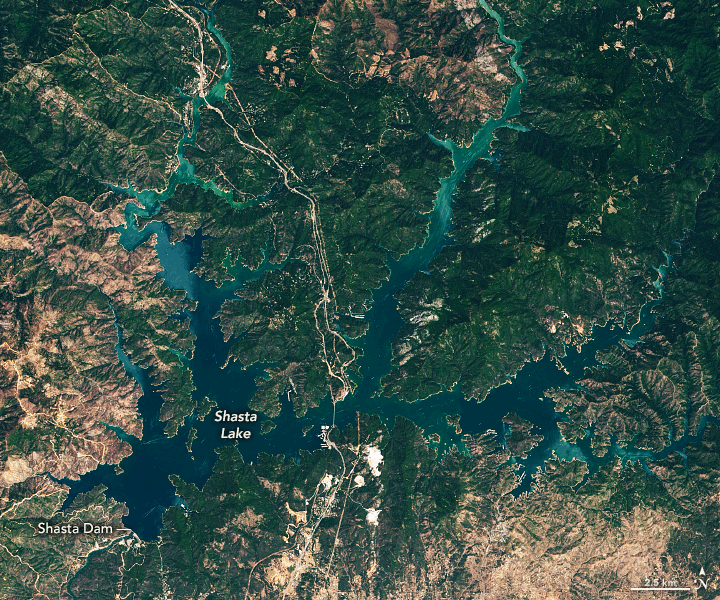 Immagini satellitari del lago Shasta nel 2019 e nel 2021.