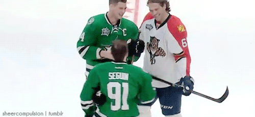 Tyler Seguin couldn't resist petting Jaromir Jagr's hair at the NHL  All-Star Game 