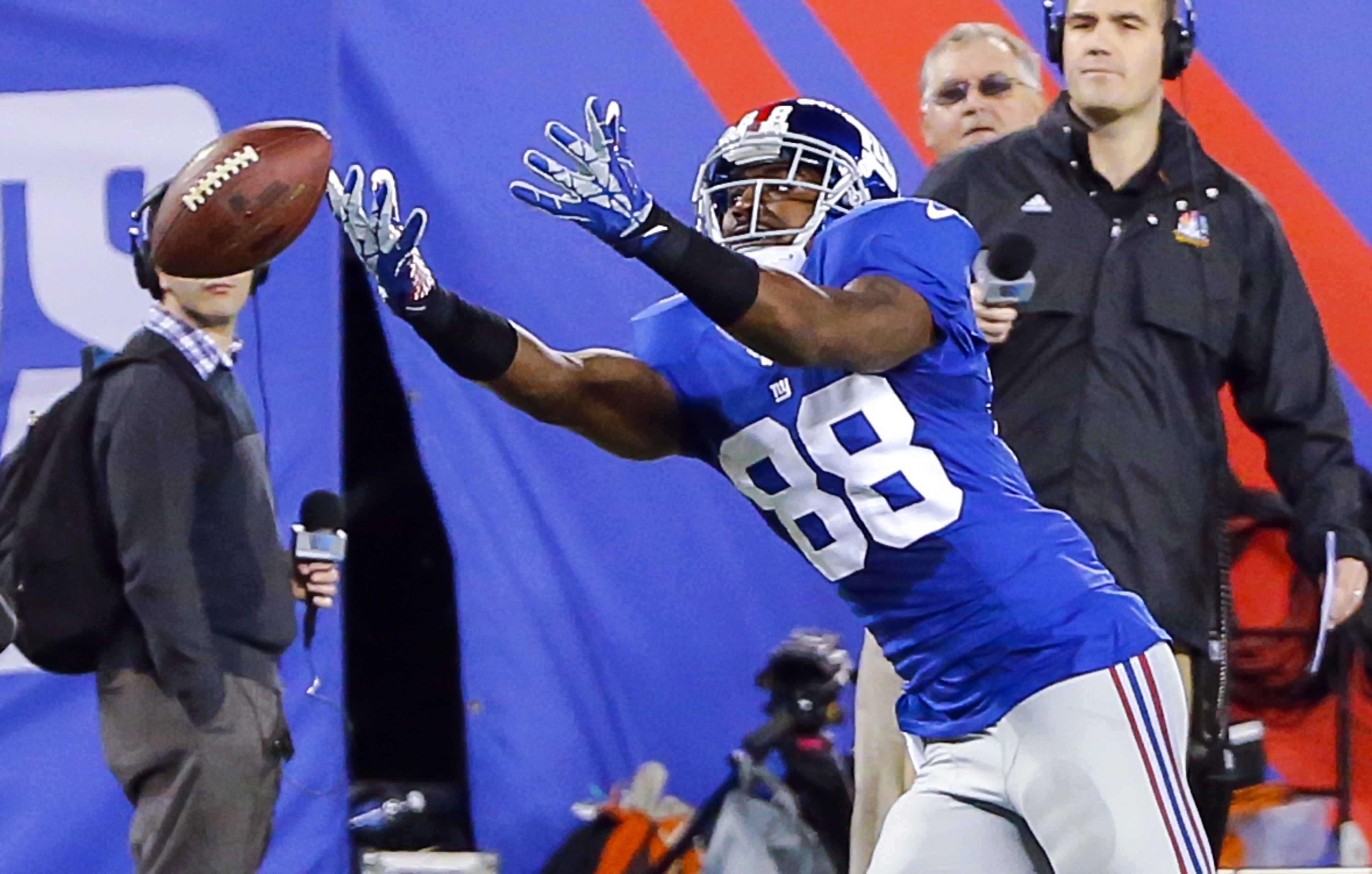 Hakeem Nicks can't quite reach a pass from Eli Manning Monday night.
