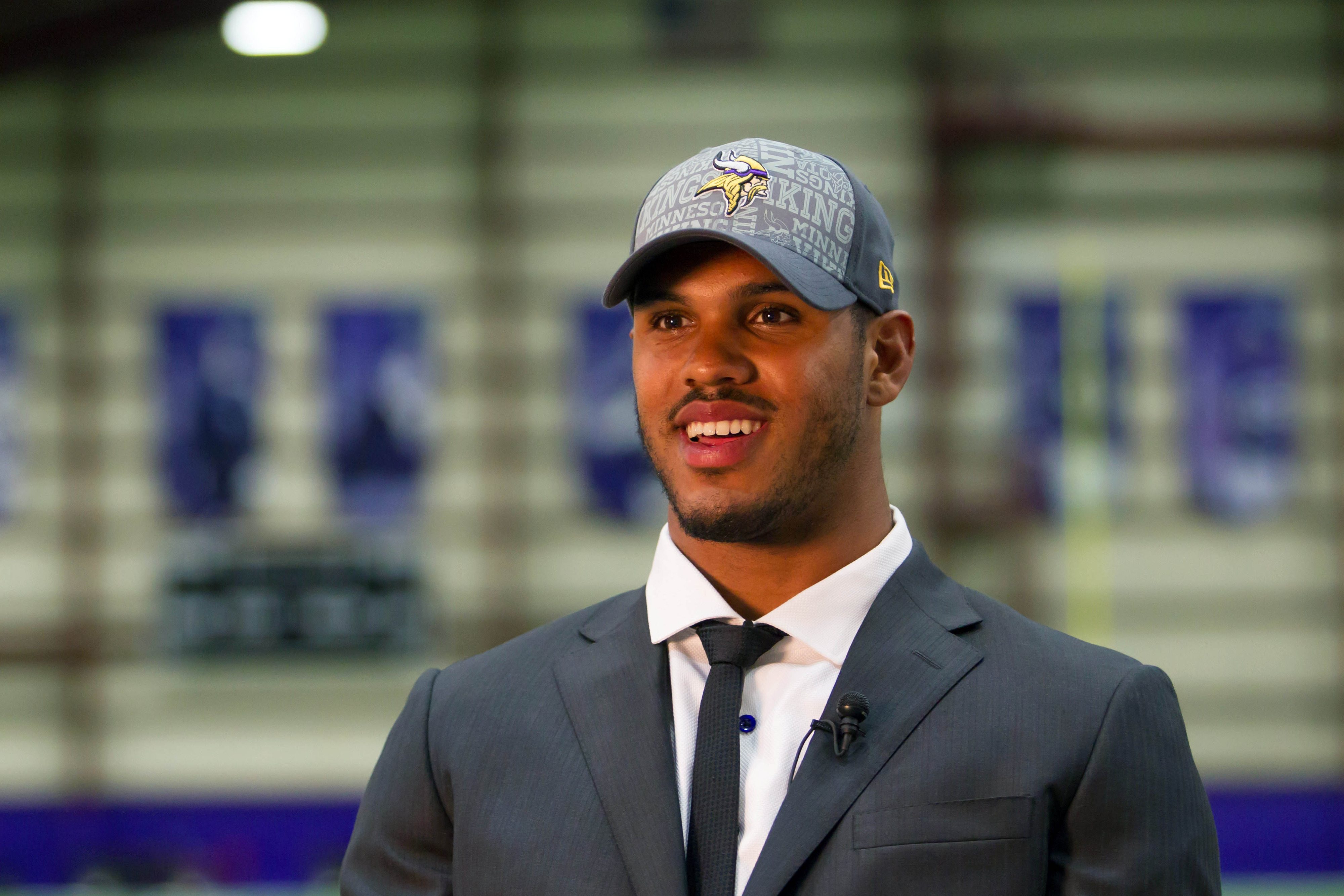 Anthony Barr leads a 2014 Vikings draft class that goes ten deep. What's the best (and worst) we could see from him?