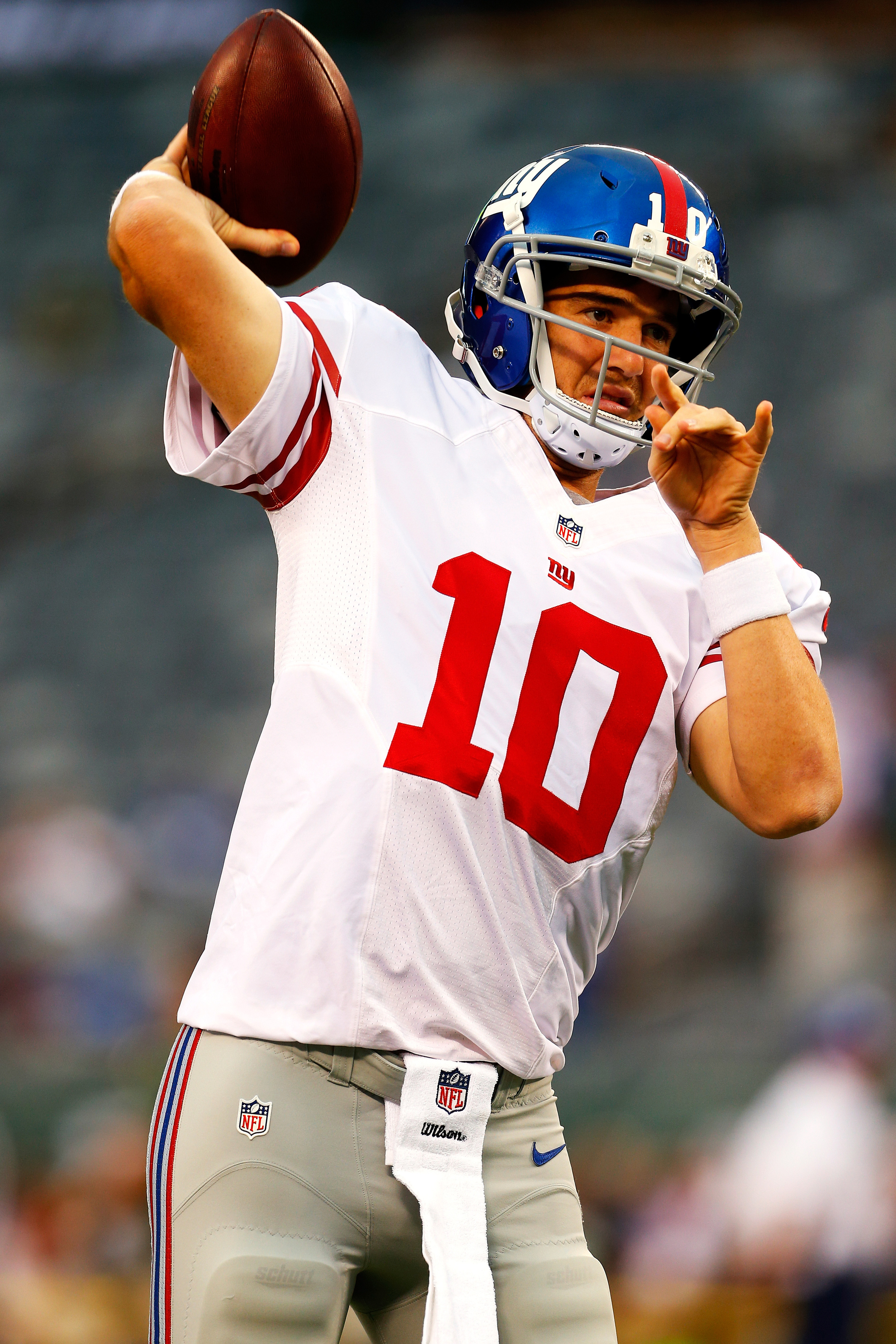 Eli Manning warming up before the game