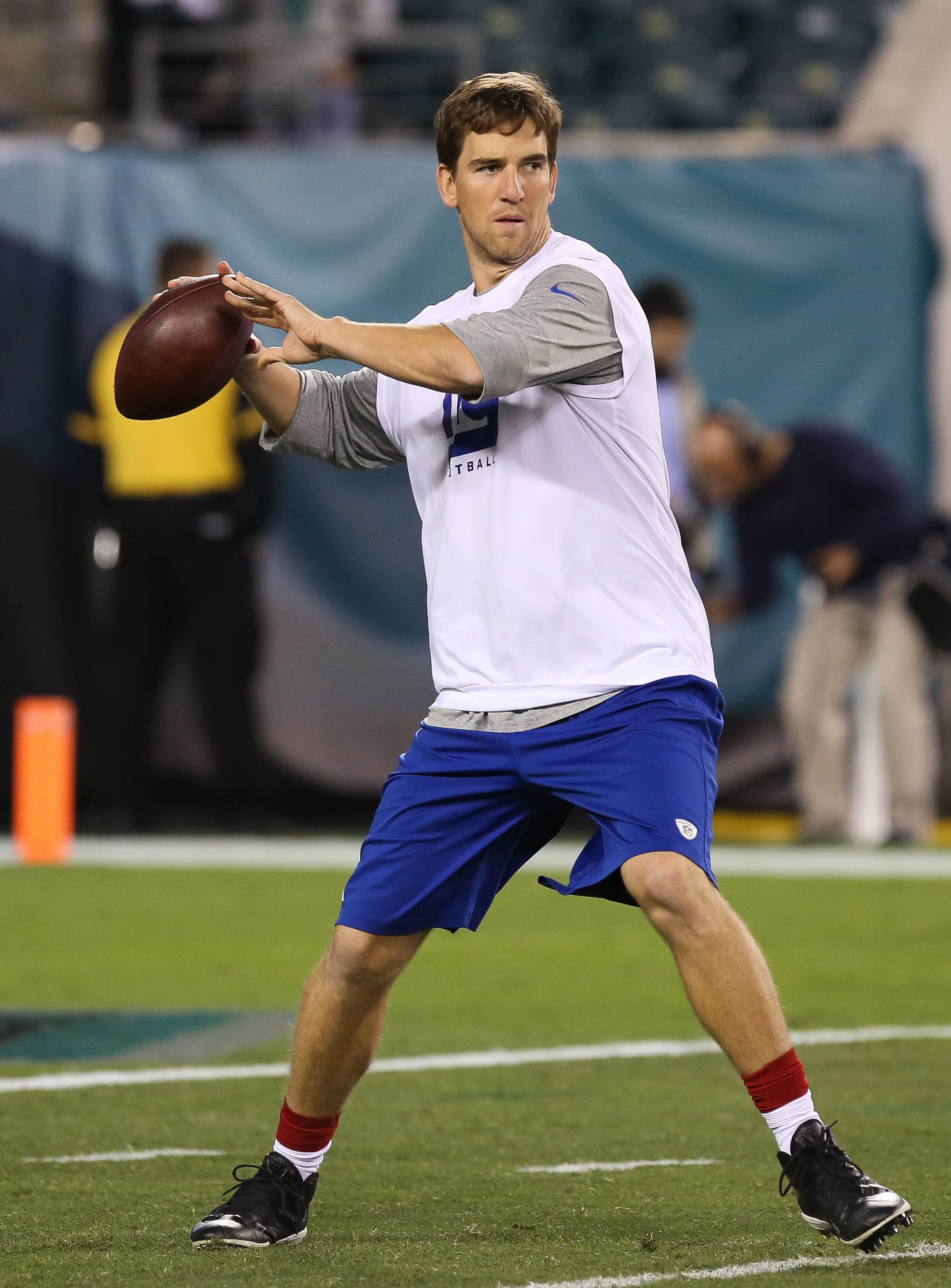 Eli Manning warms up