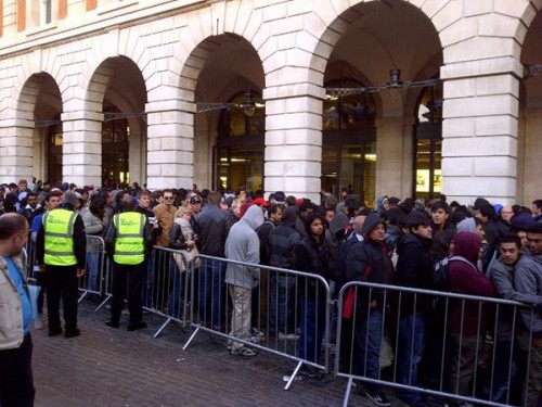 London's line this morning at the Covent Garden Apple Store, via <a href="http://lockerz.com/s/146956055" rel="nofollow">@henryholland</a>