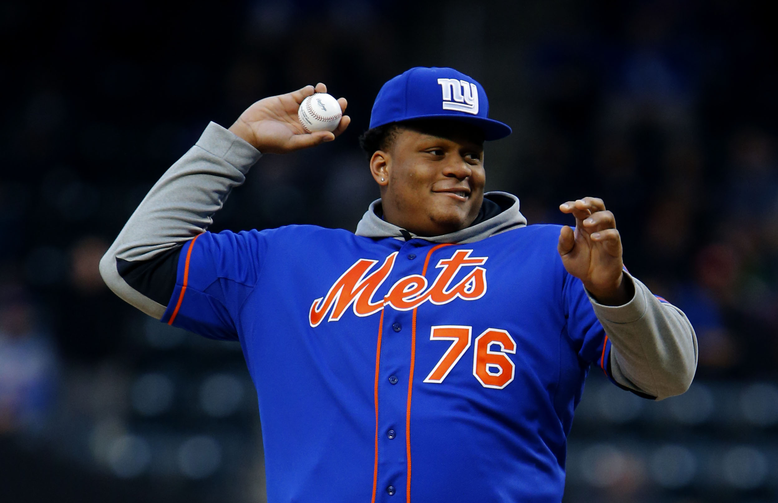 Ereck Flowers threw out the first pitch at Citi Field Friday night