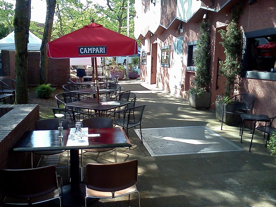 Outdoor dining at The Central Hotel
