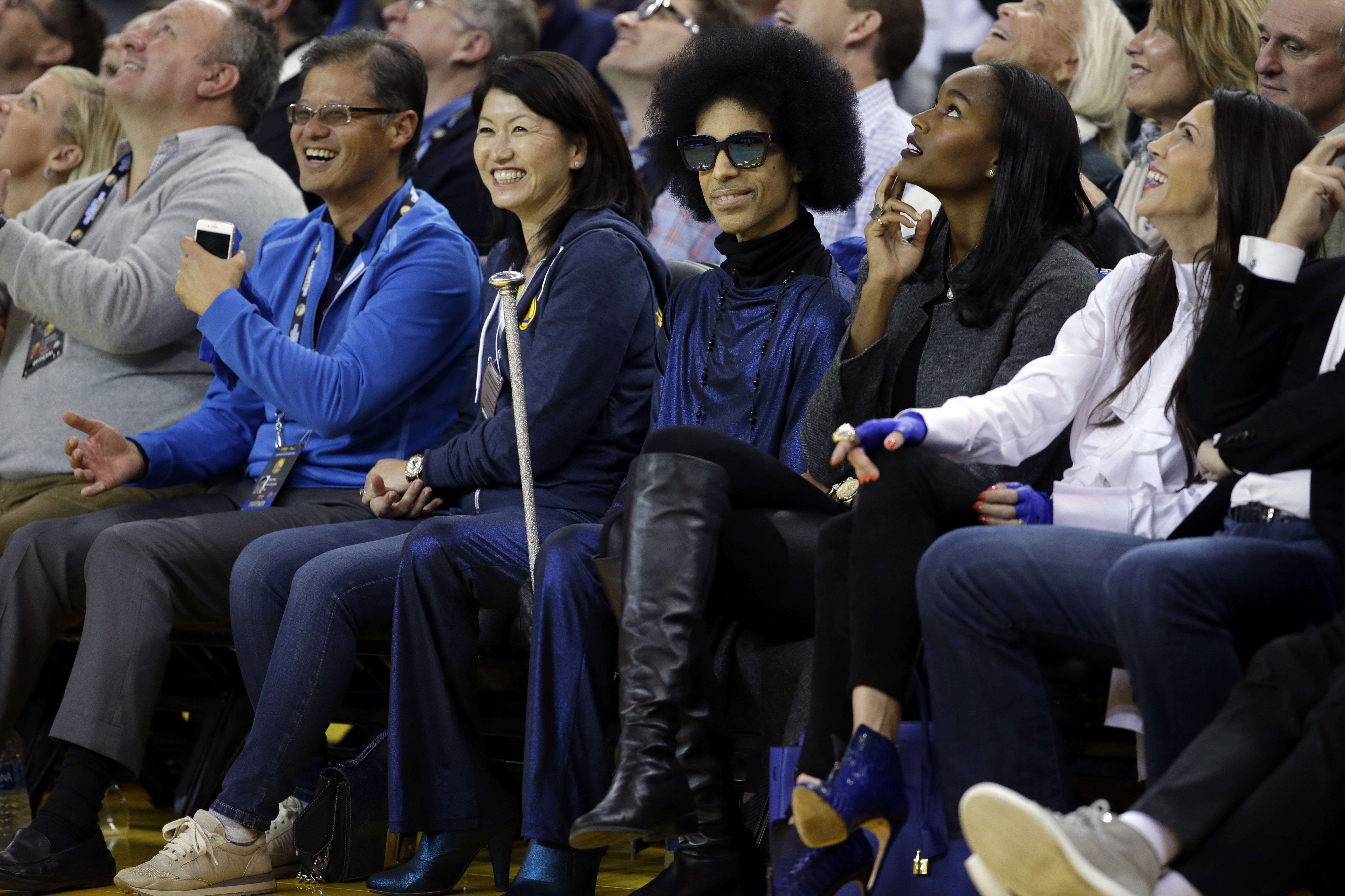 Prince rocking a cane at the Warriors game.