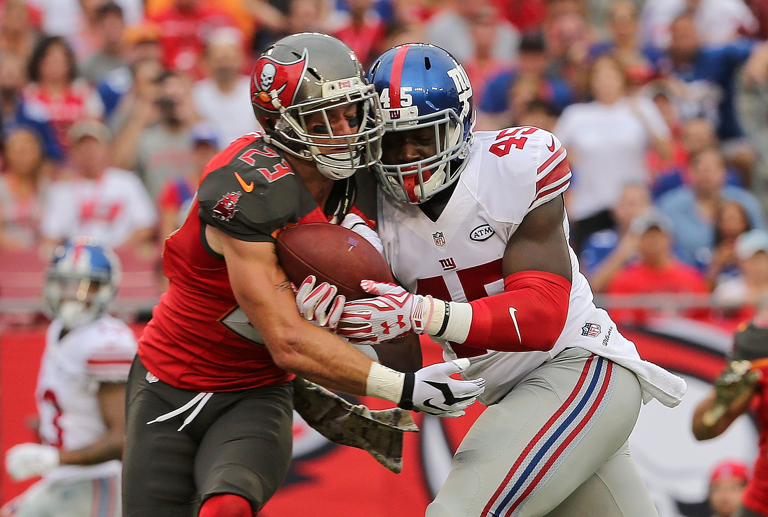 Chris Conte, fighting Will Tye for a pass last season, is reportedly a free-agent target for the Giants