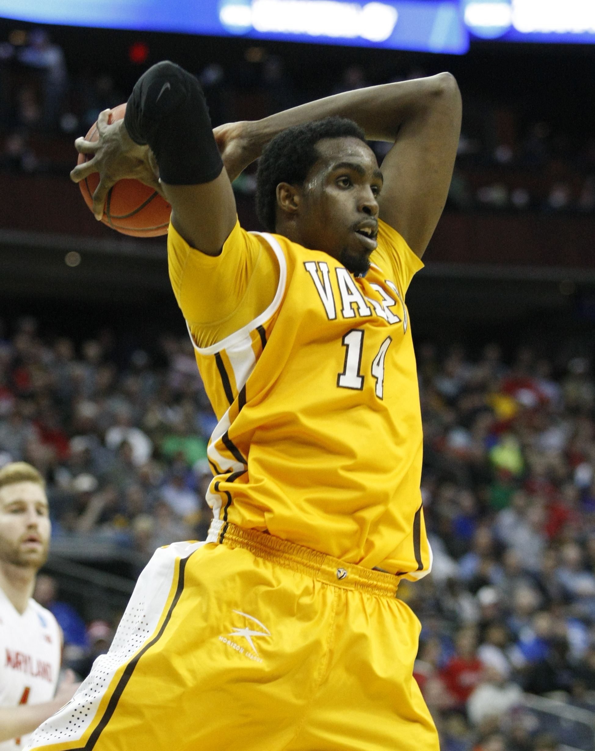 Valparaiso's defense paved the way to victory, led by Vashil Fernandez and his 6 blocks.