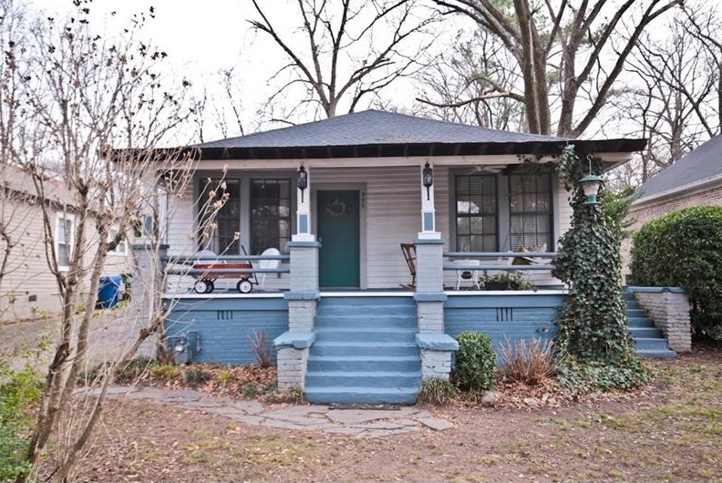 In Atlanta’s Howell Station, here’s once instance of a pillared front porch and a blue foundation looking a-okay. 