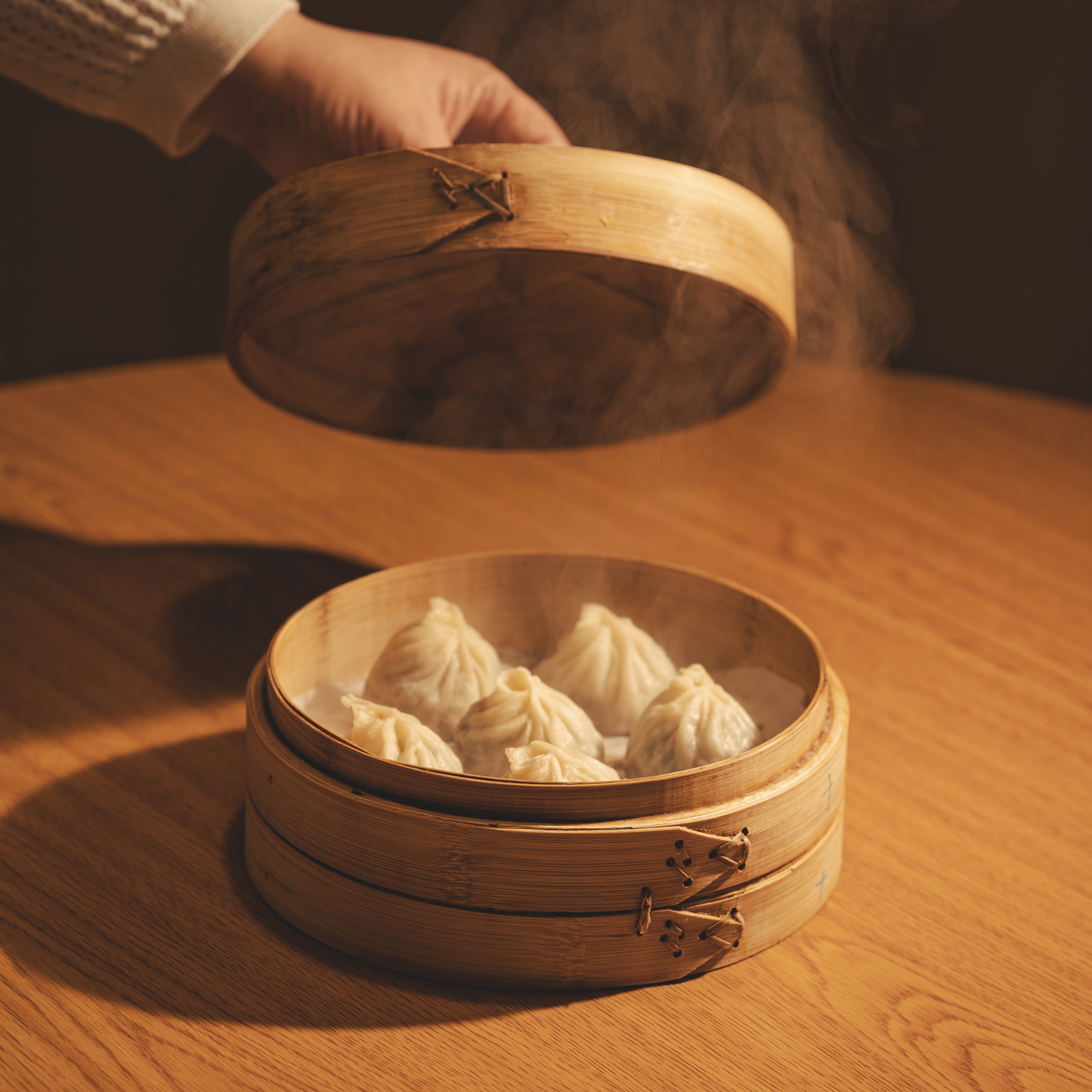 six dumpling in bamboo steamer.