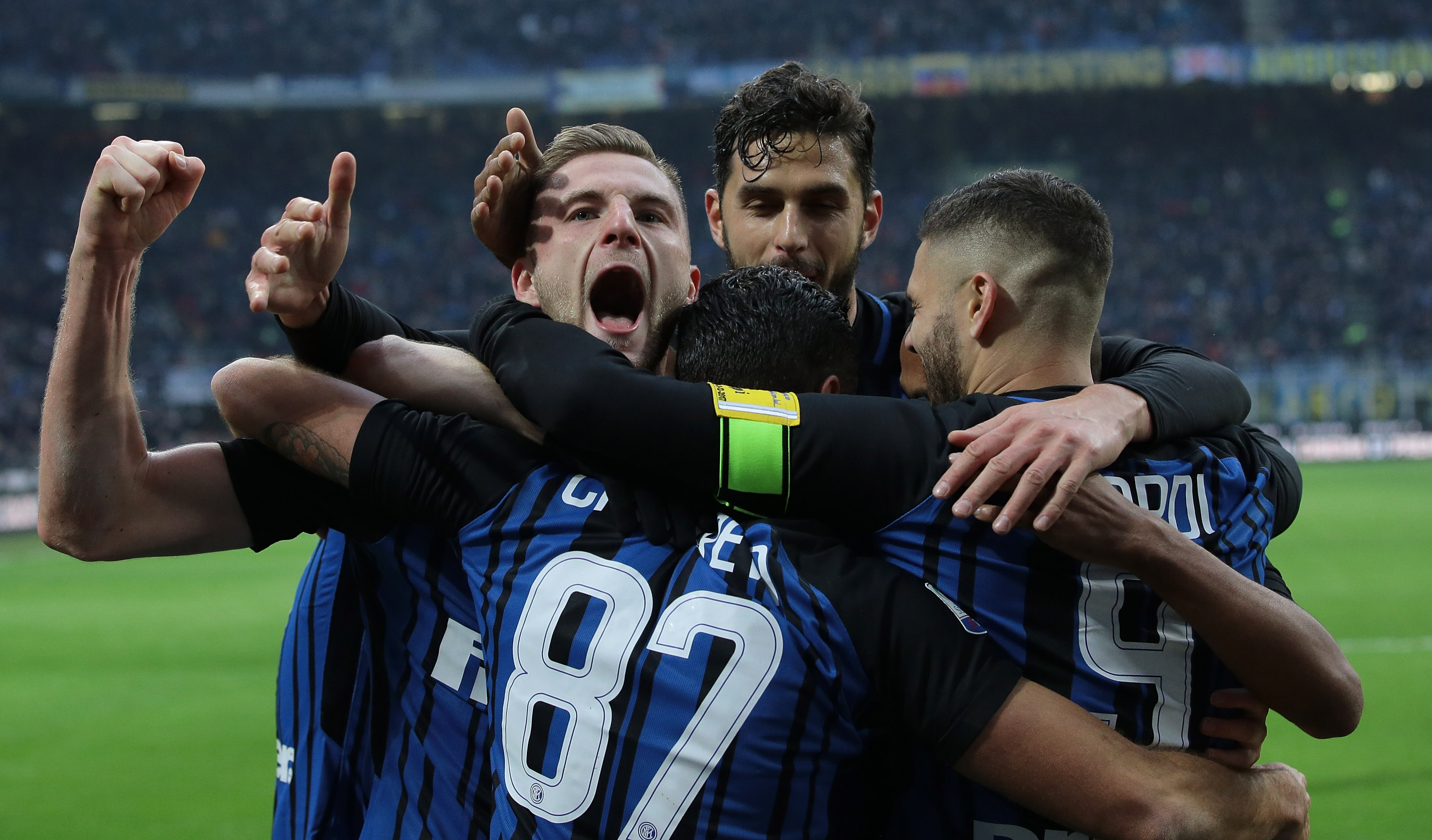 MILAN, ITALY - DECEMBER 03:  Milan Skriniar of FC Internazionale Milano (L) celebrates his goal with his team-mates during the Serie A match between FC Internazionale and AC Chievo Verona at Stadio Giuseppe Meazza on December 3, 2017 in Milan, Italy.  (Photo by Emilio Andreoli/Getty Images)