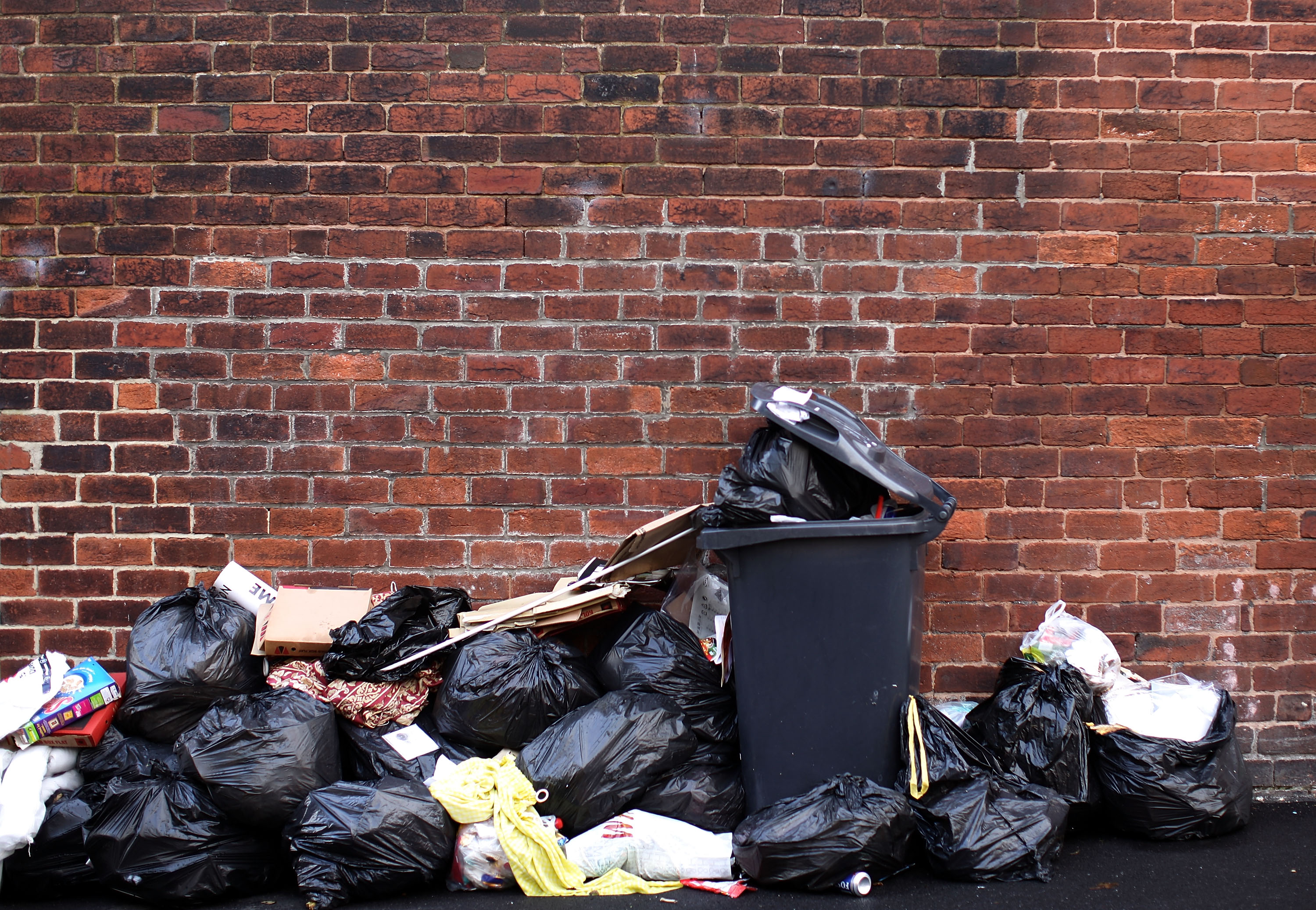 Health Fears grow As Leeds Rubbish Piles Up Due To Ongoing Bin Strike
