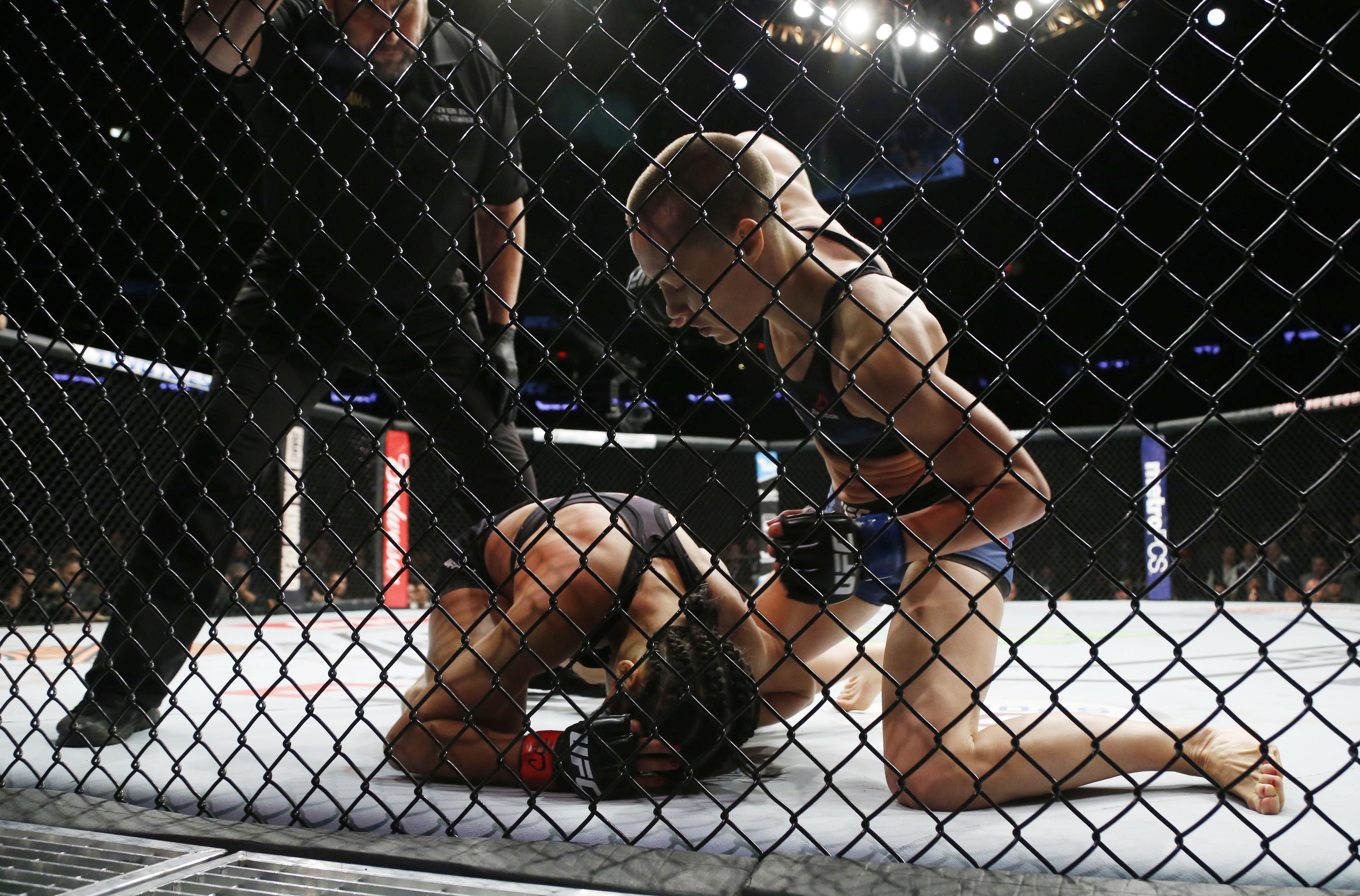 MMA: UFC 217-Jedrzejczyk vs Namajunas