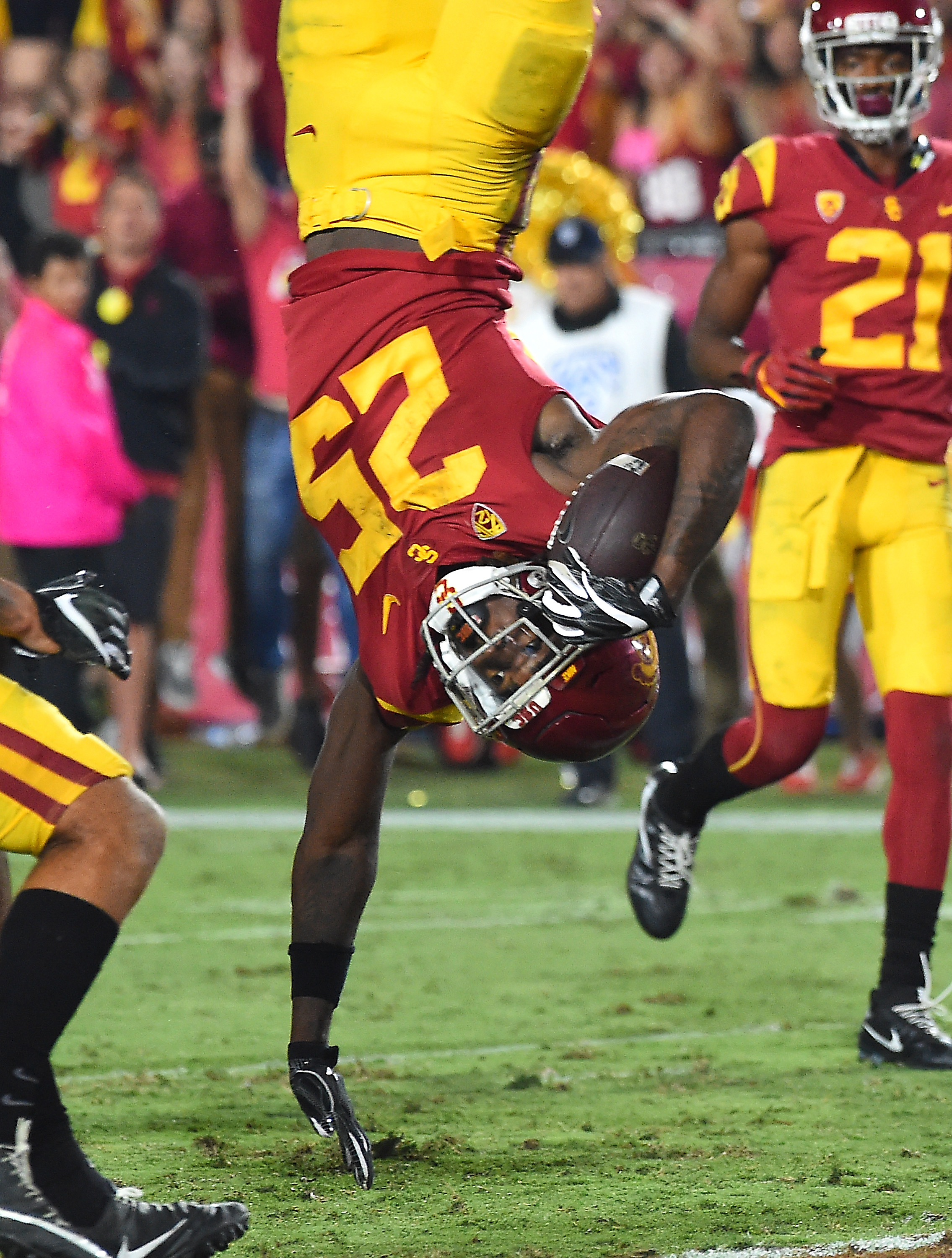USC Ronald Jones carries the ball in a totally normal fashion against Utah, October 14, 2017