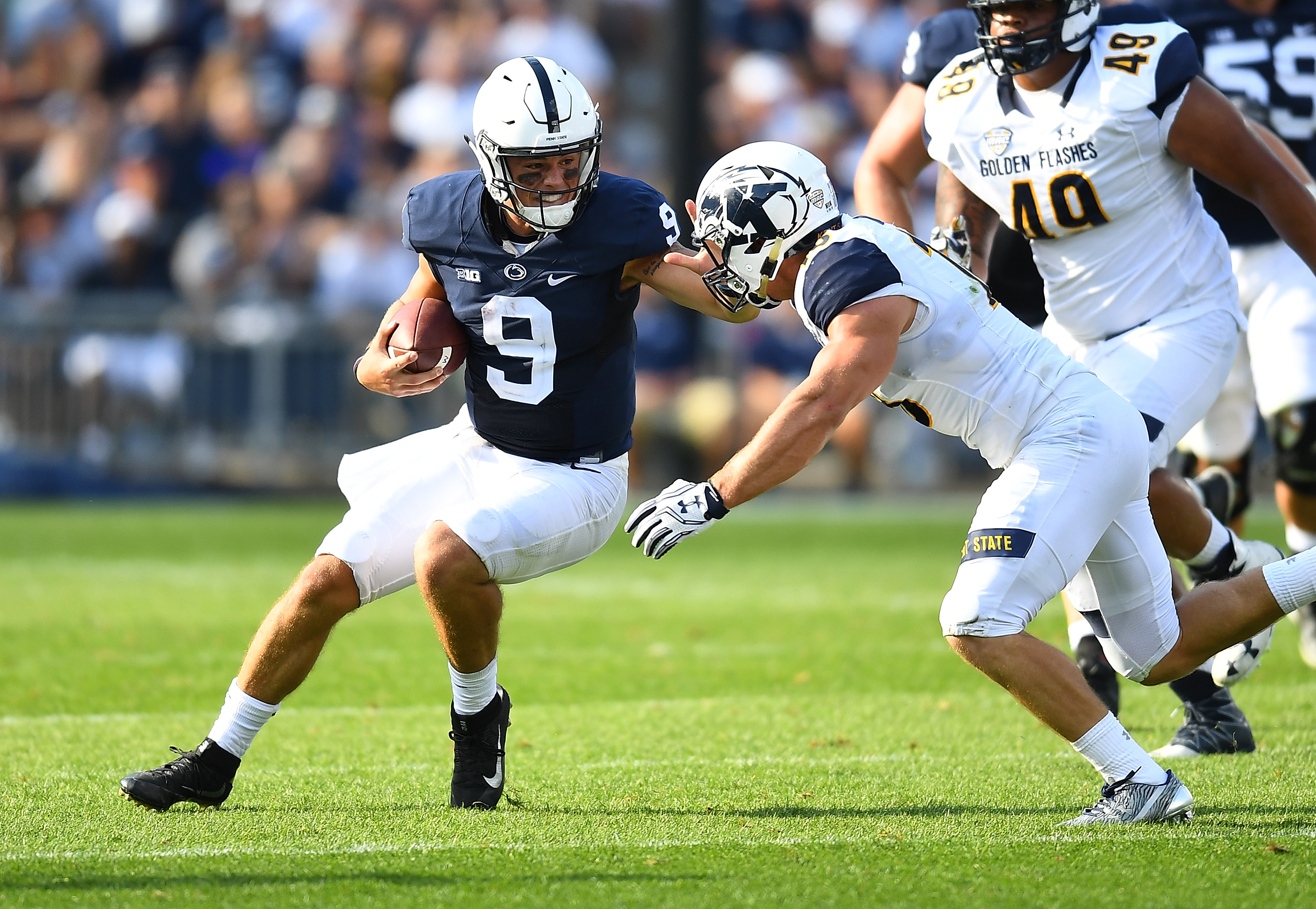 Kent State DB Nate Holley tries to tackle Penn State QB Trace McSorley, September 3, 2016.