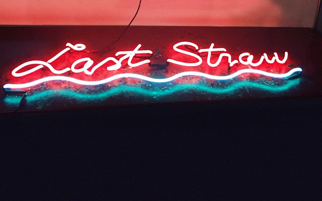 Last Straw’s neon signage