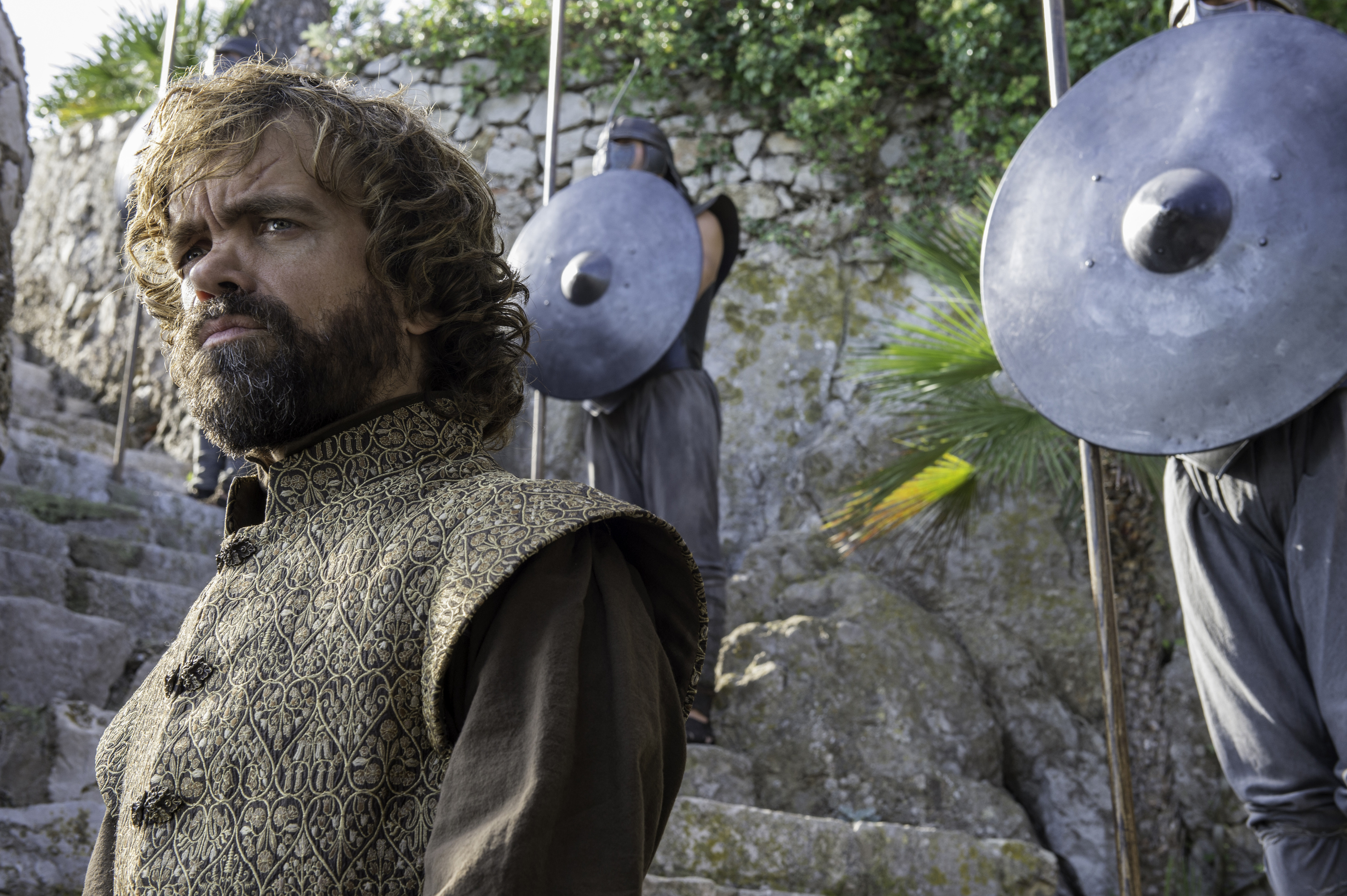 Game of Thrones 402 - Tyrion with a staircase and soldiers behind him