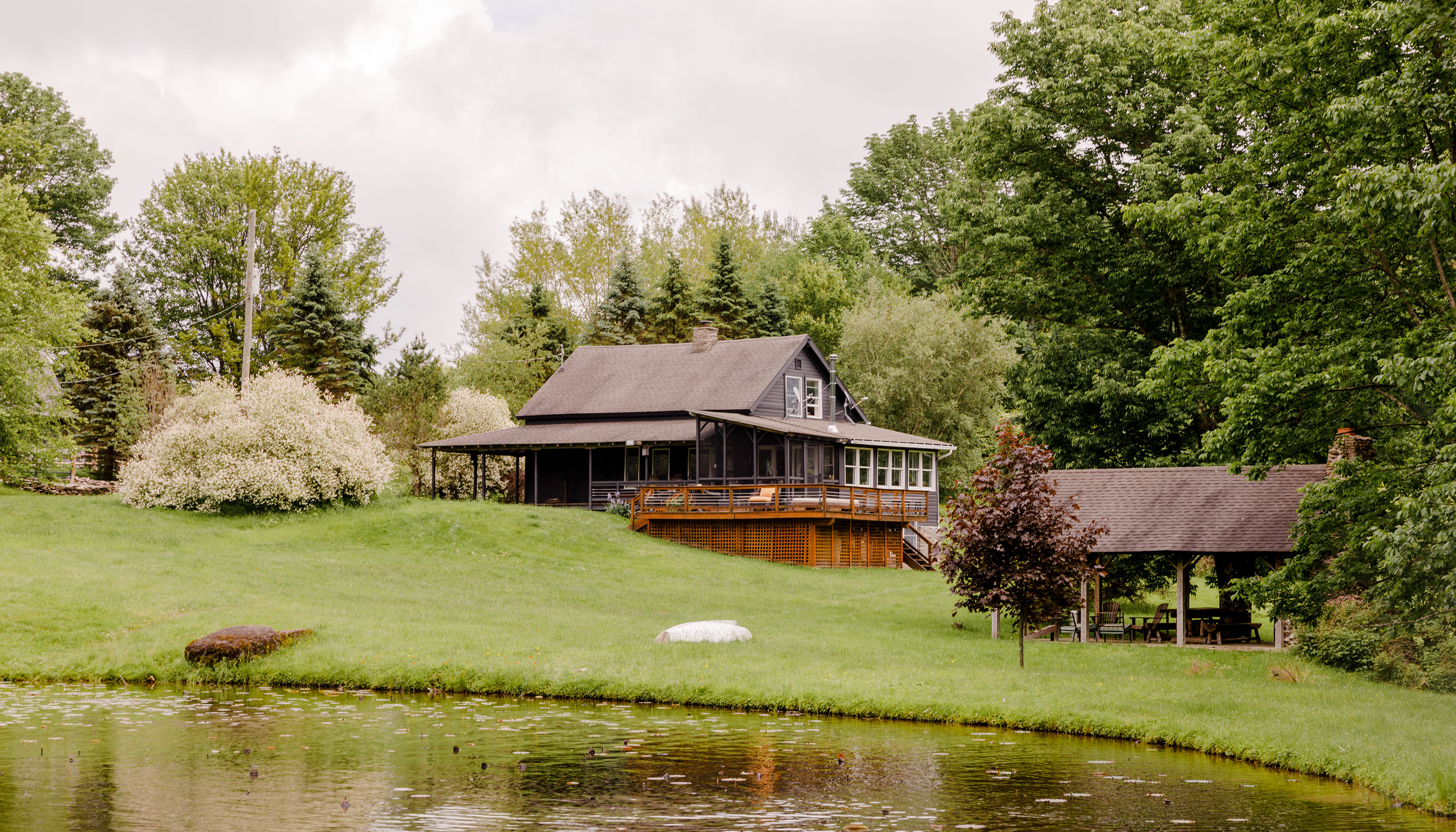 克莱尔·马林的房子被绿树成荫的院子和池塘包围