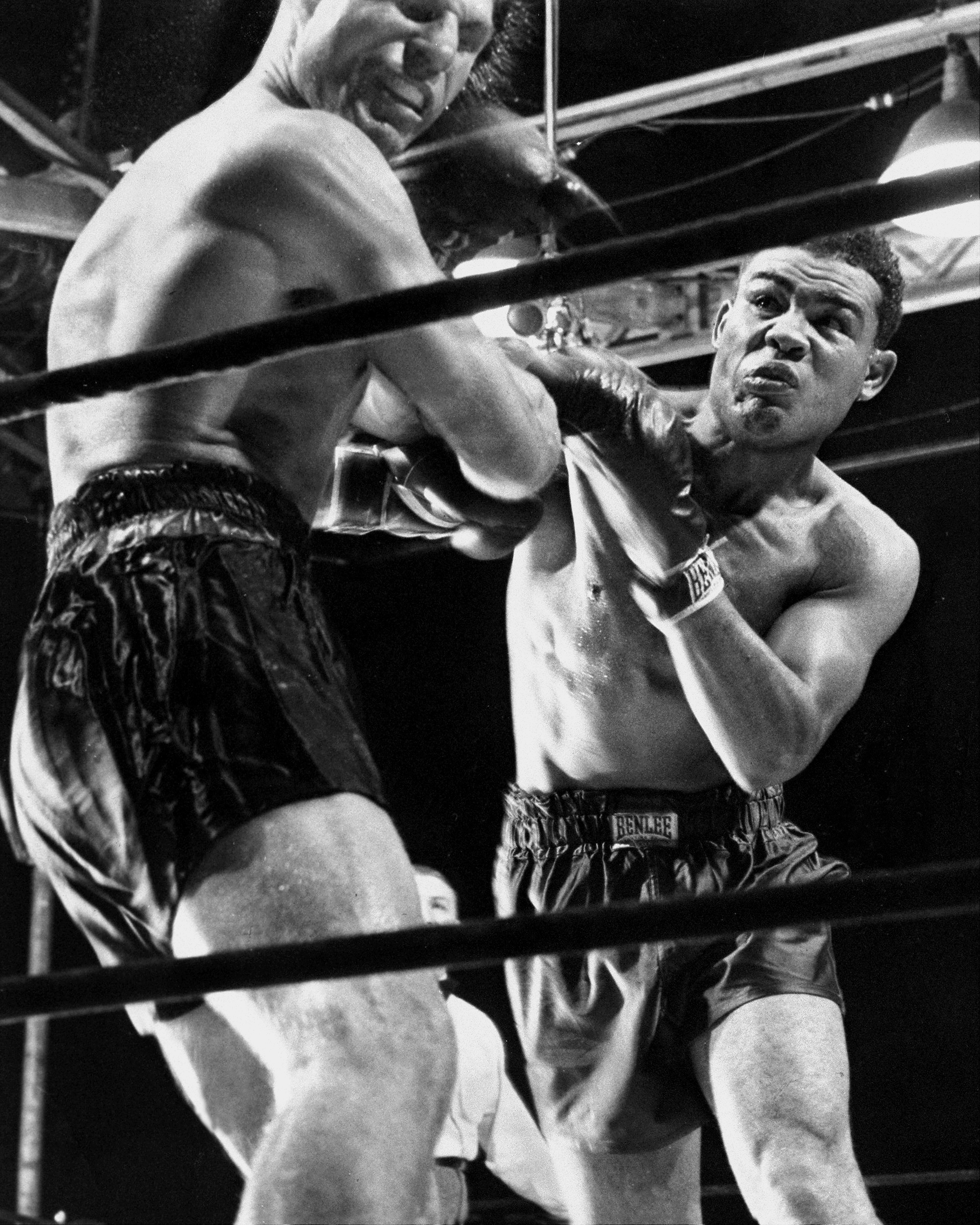 <p zoompage-fontsize="15" style="">Boxer Joe Louis lands punch on Lou Nova ending boxing match