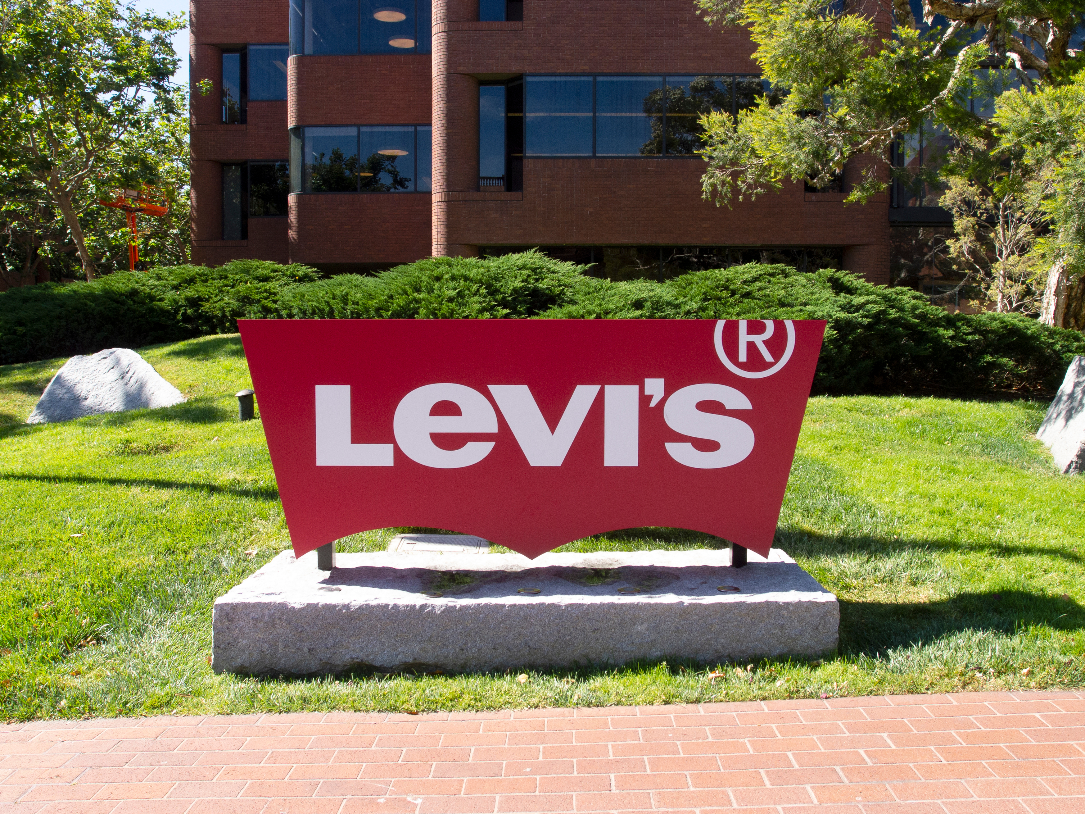 Bright red Levi’s sign in front of grass lawn at Levi’s Plaza.