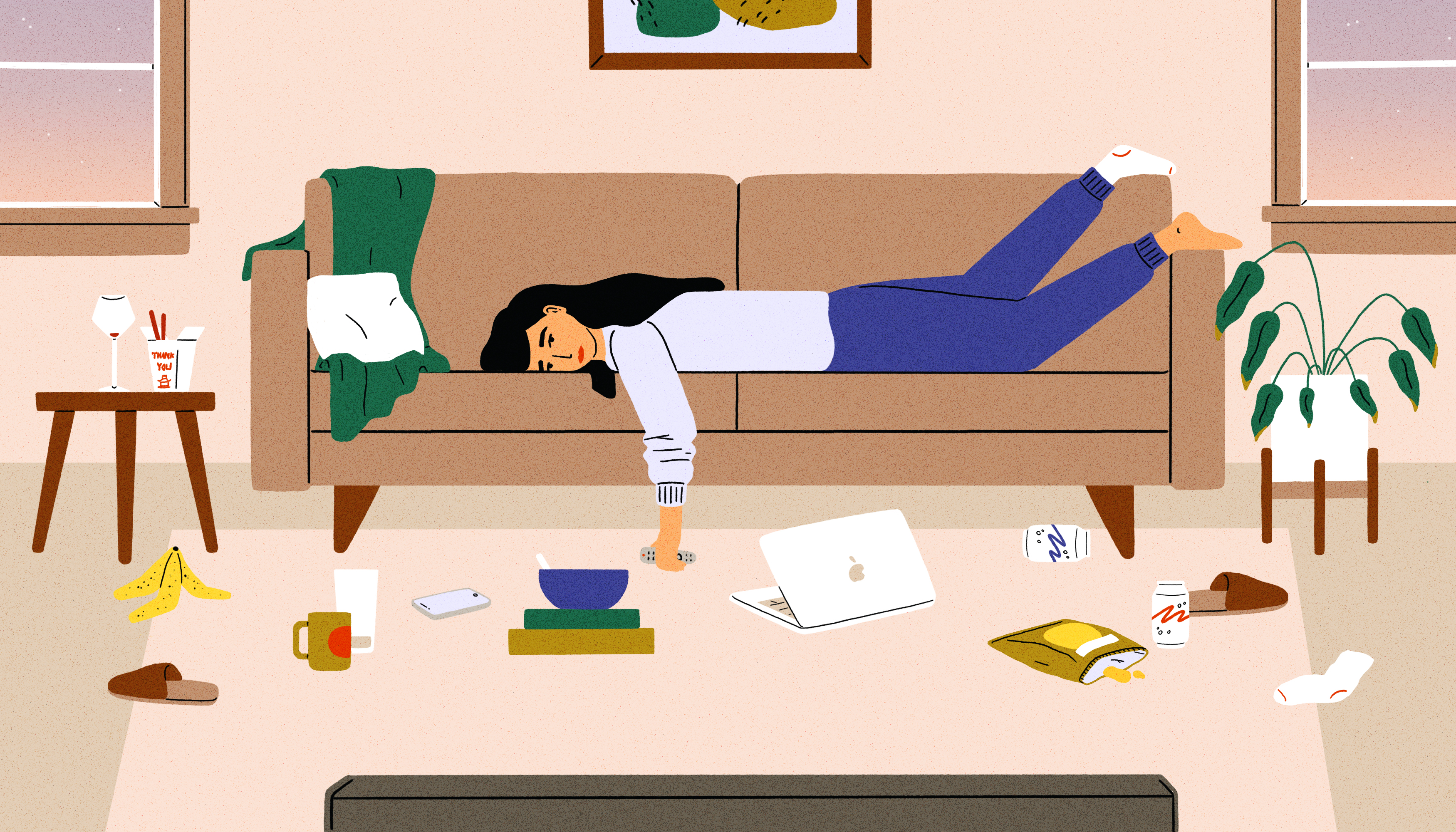 一个穿着汗衫的女人懒洋洋地躺在沙发上，手里拿着电视机前的遥控器。她面前的地板上放着笔记本电脑、零食和旧盘子。