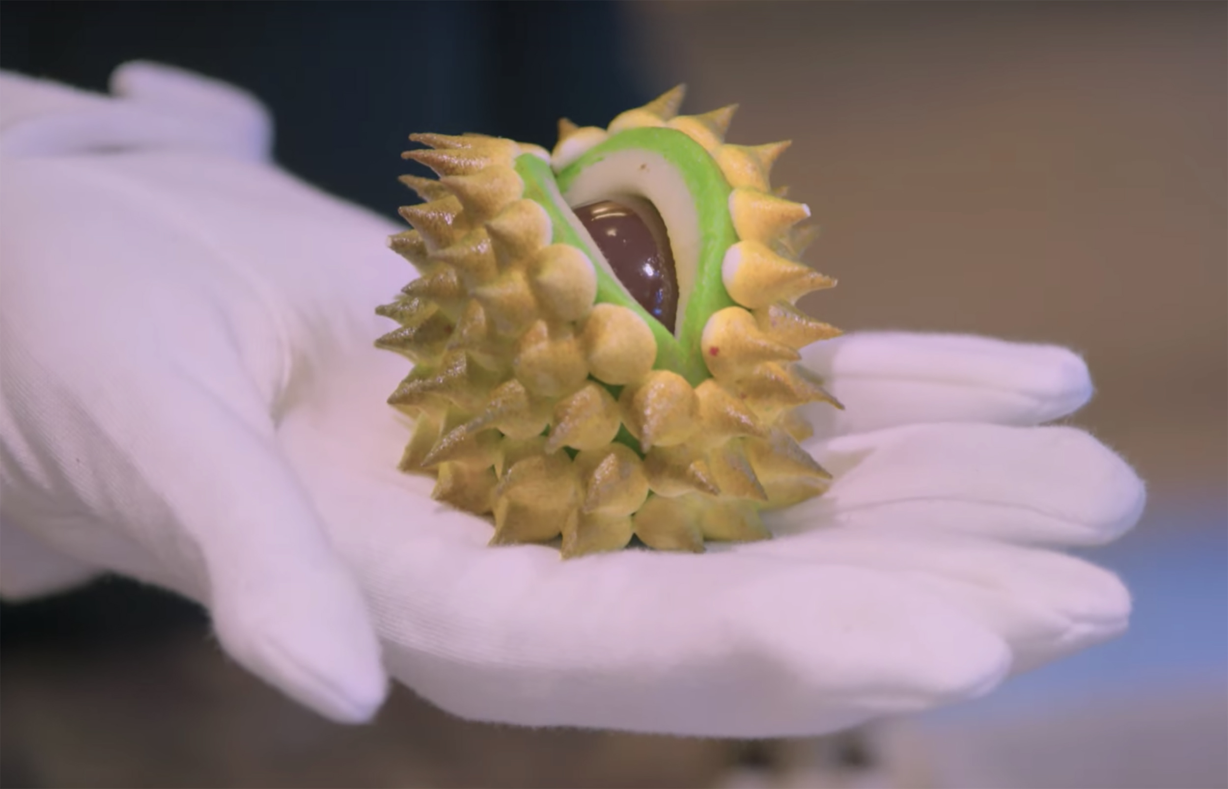 A spiky, green-and-yellow cocoa bulb