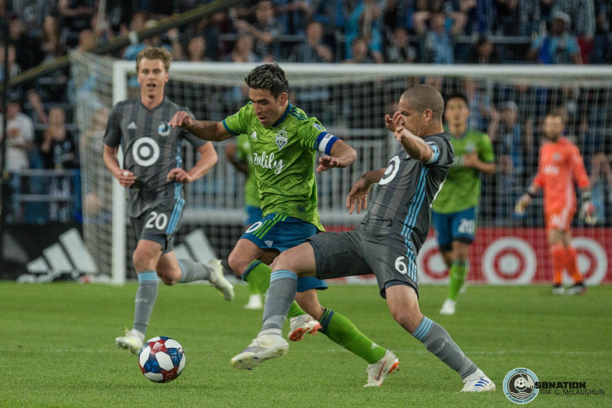 Ozzie Alonso and Nicolas Lodeiro fight for a ball during a 1-1 draw between Minnesota United and the Seattle Sounders 