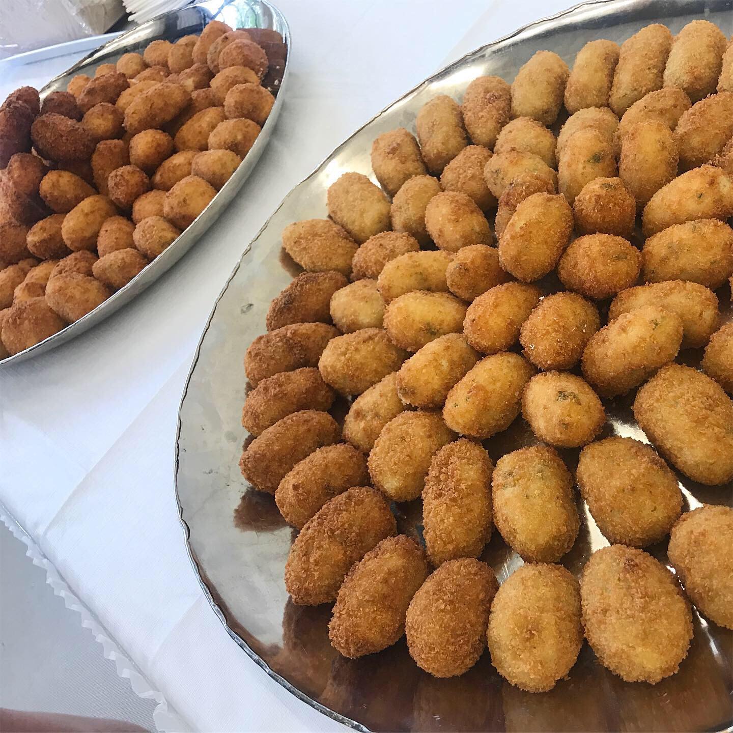 A platter of croquettes arranged in a circle. 