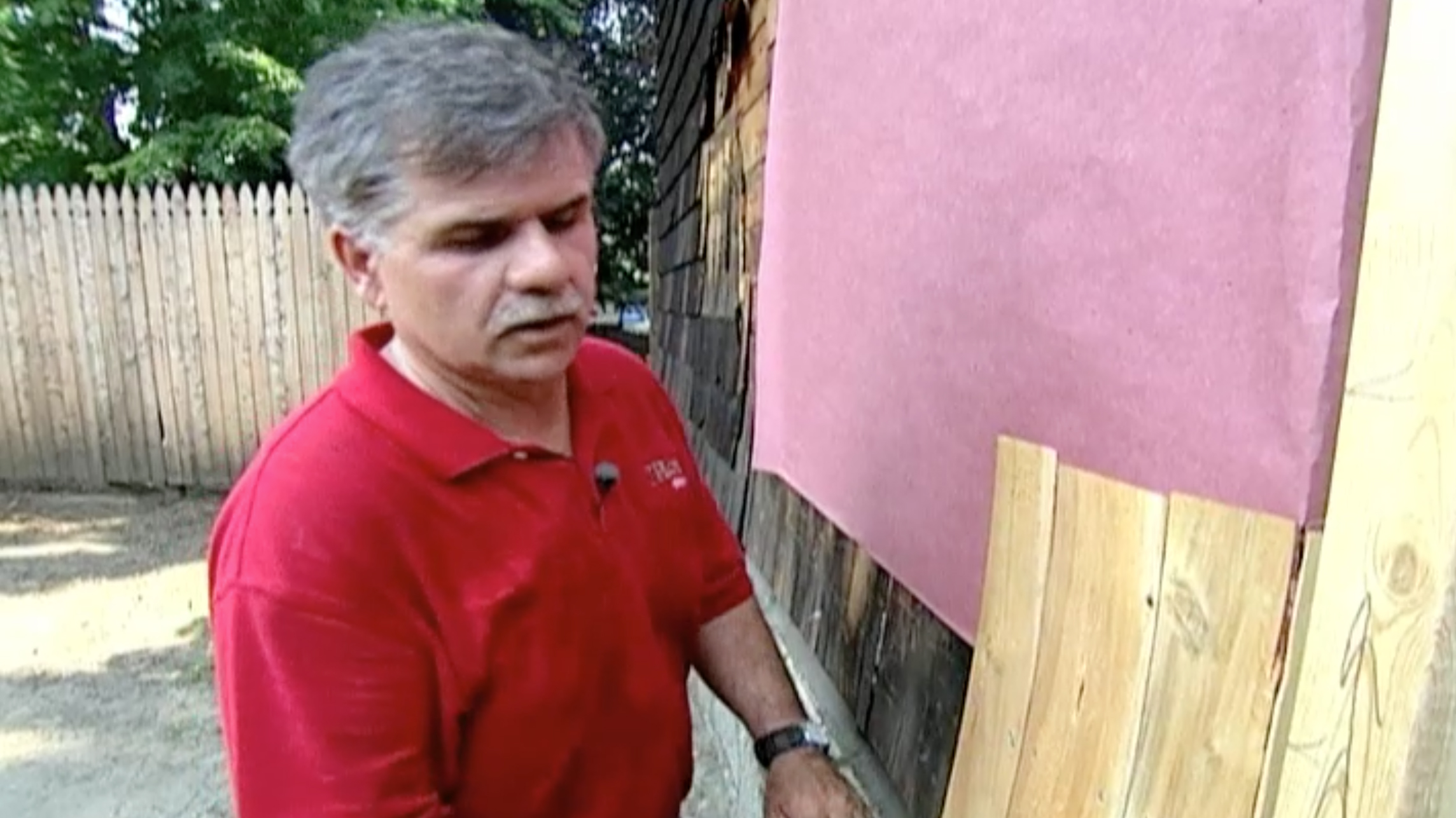 汤姆·席尔瓦修理瓦墙板