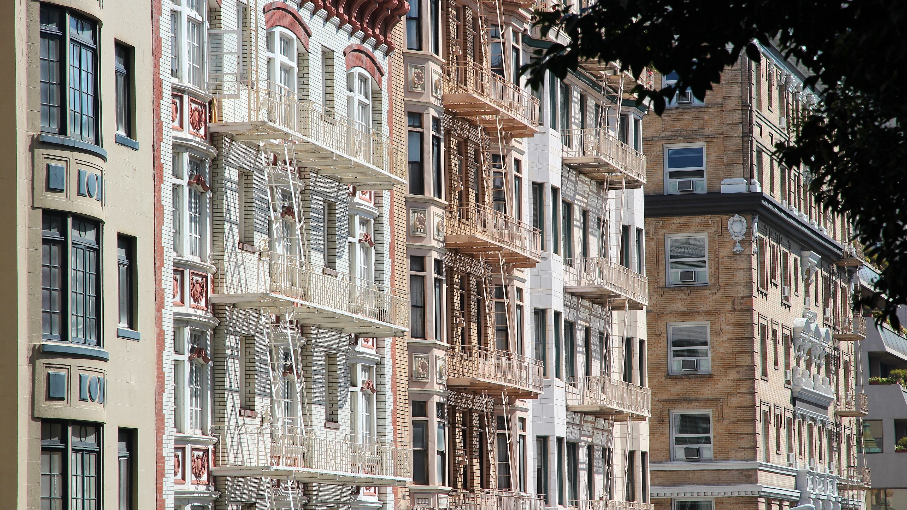 Tight view of apartment buildings in the Nob Hill neighborhood.