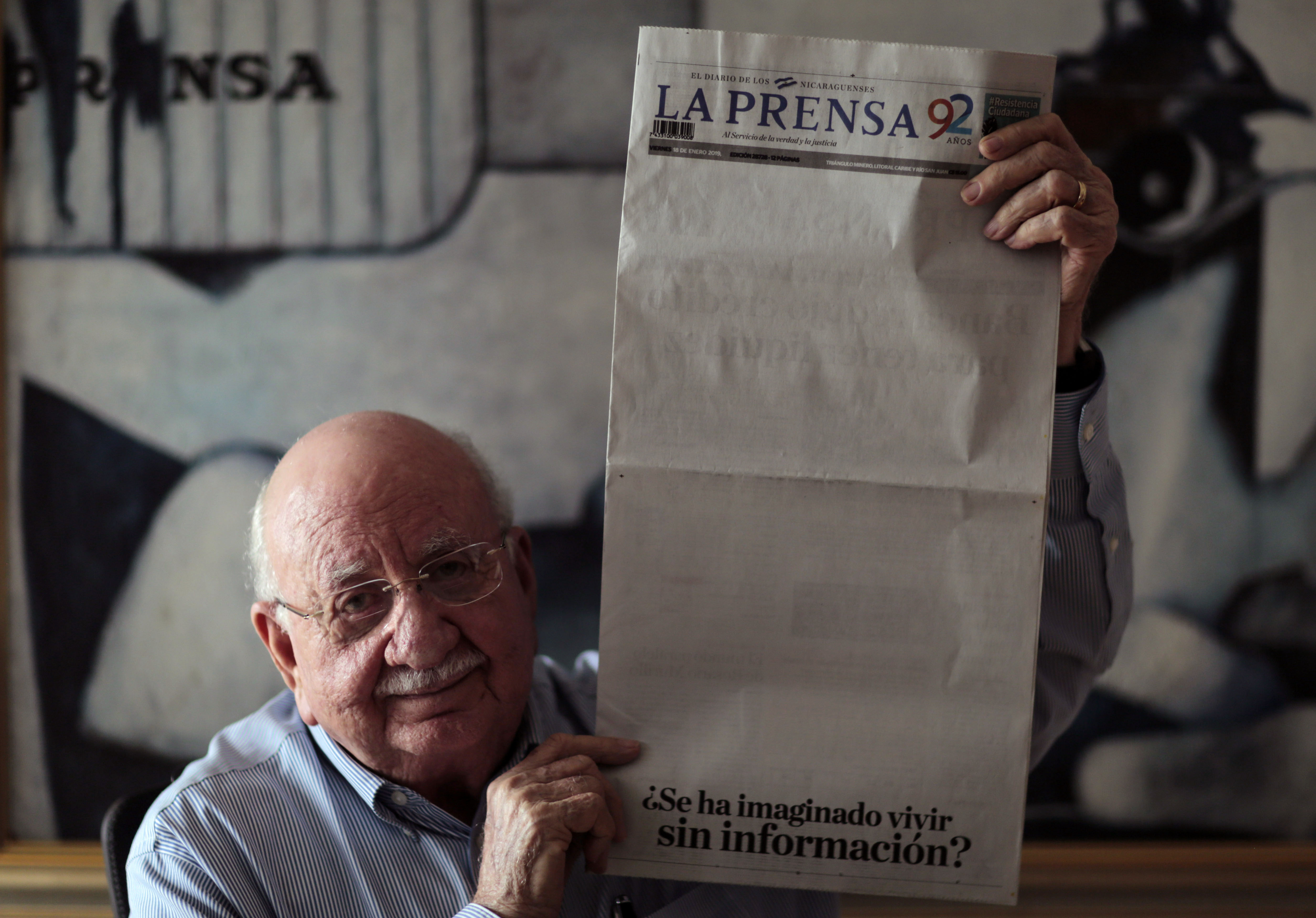 La Prensa director Jaime Chamorro holds the issue with the blank front page.