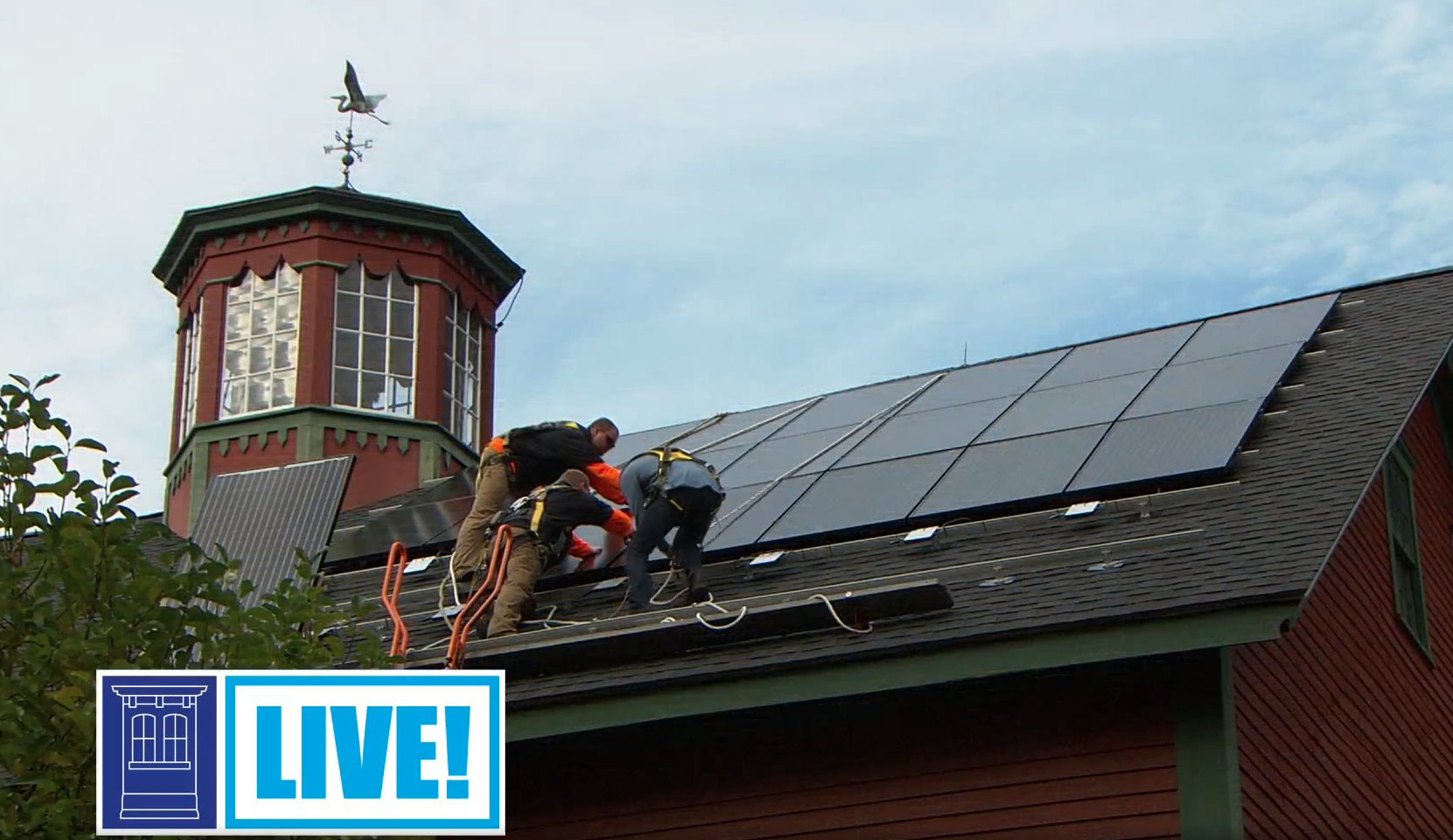 在屋顶上安装太阳能电池板