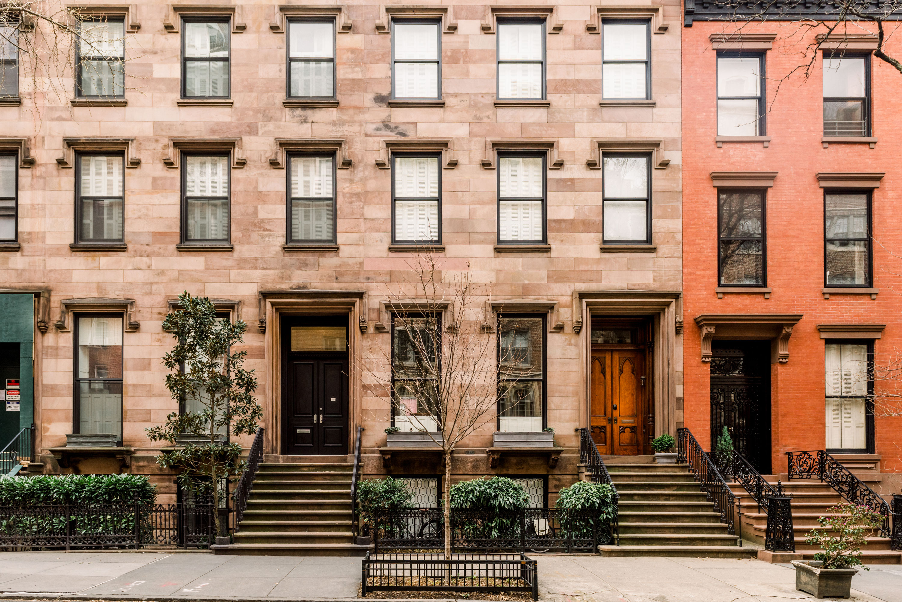 布鲁克林出租率下降故事中布鲁克林街房屋的外部视图。