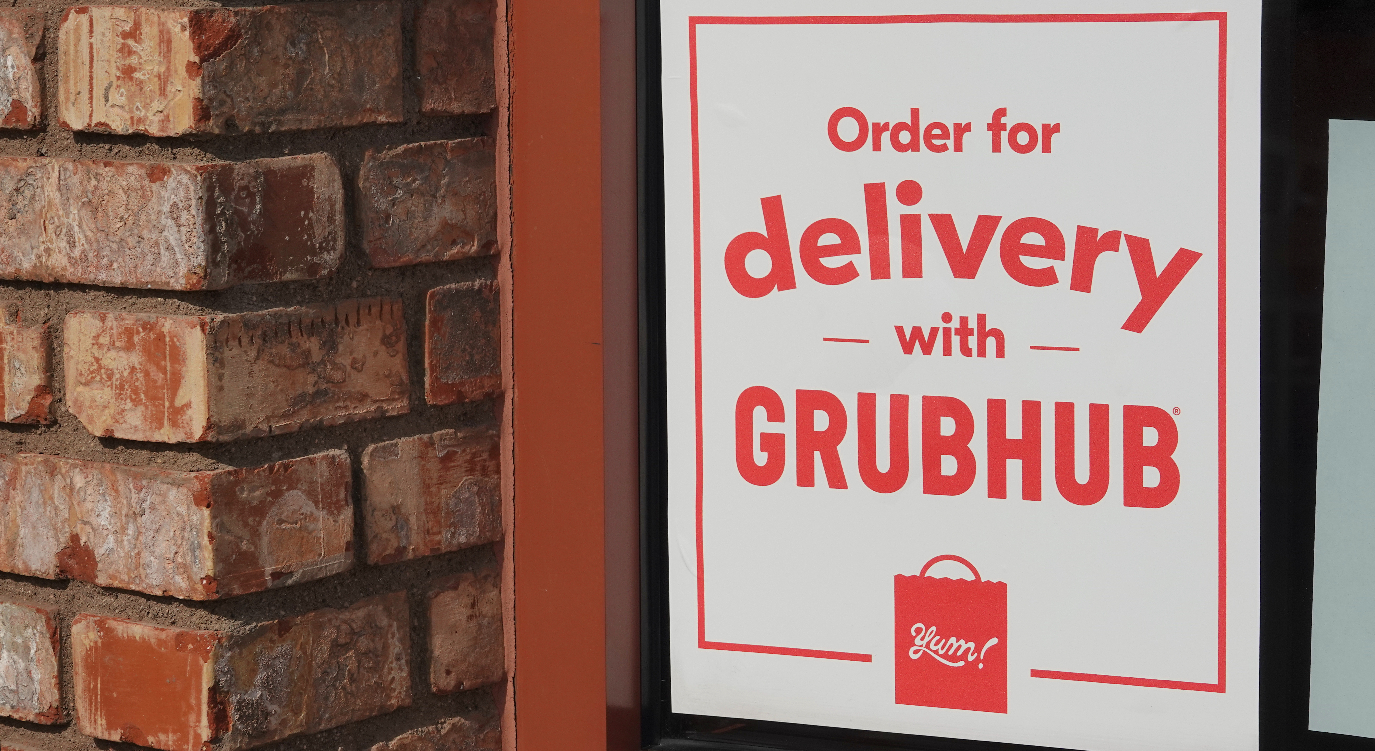 在餐厅窗口上签署Grubhub交货