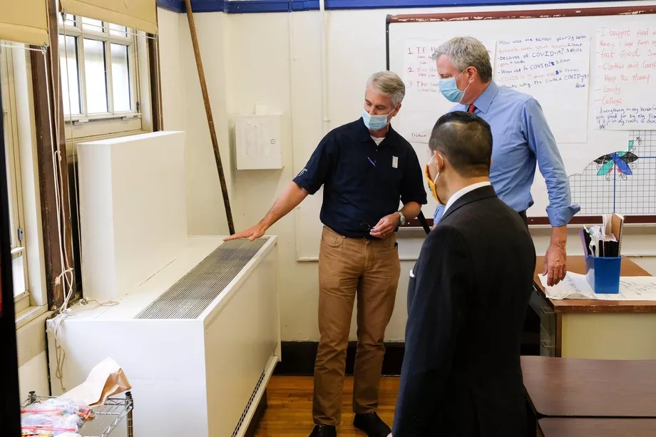 Mayor Bill de Blasio checks out the ventilation system in a city school during the pandemic.
