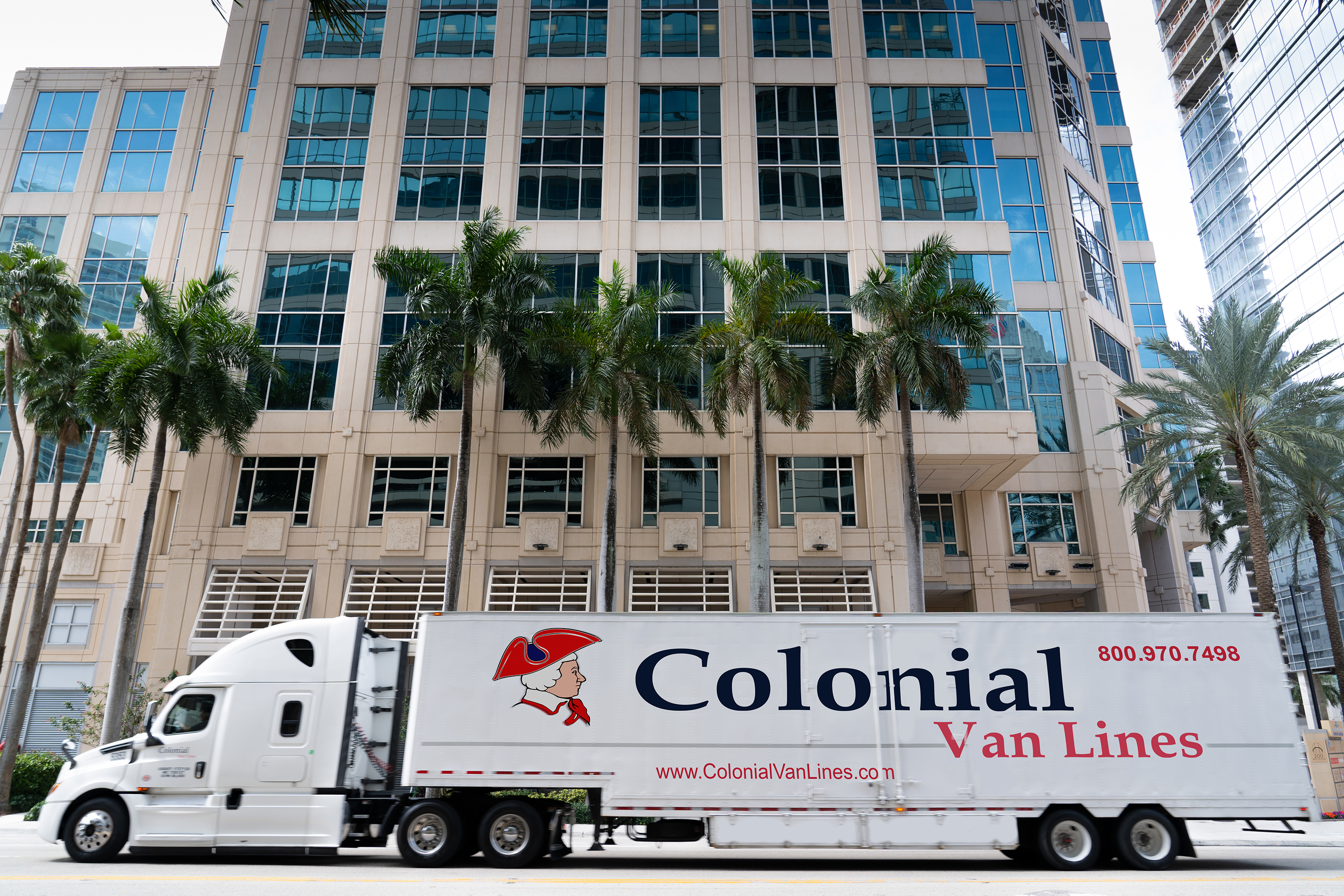 殖民货车公司的卡车停在一栋大楼前