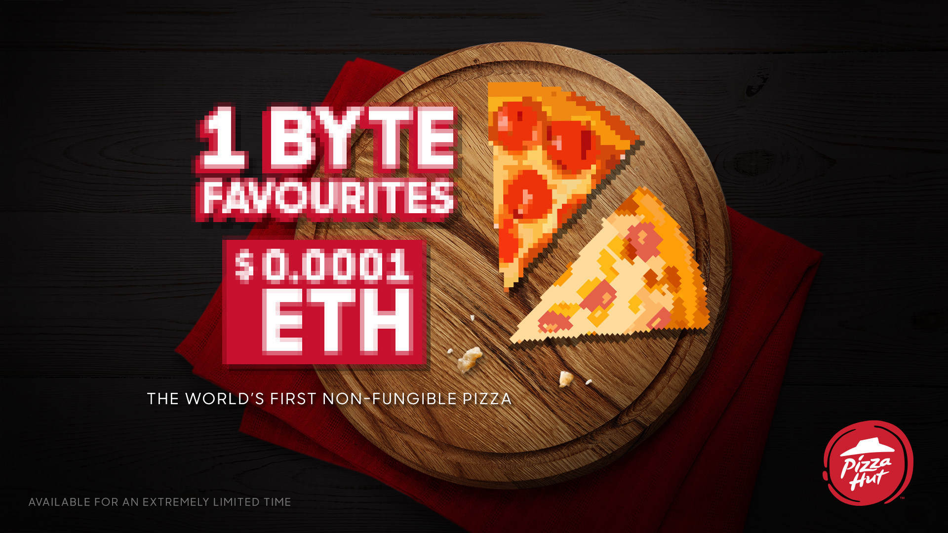 木板上是两片意大利辣香肠披萨的像素图像，风格像早期的电子游戏，文字为“1 Byte favorite， $0.0001 ETH”。